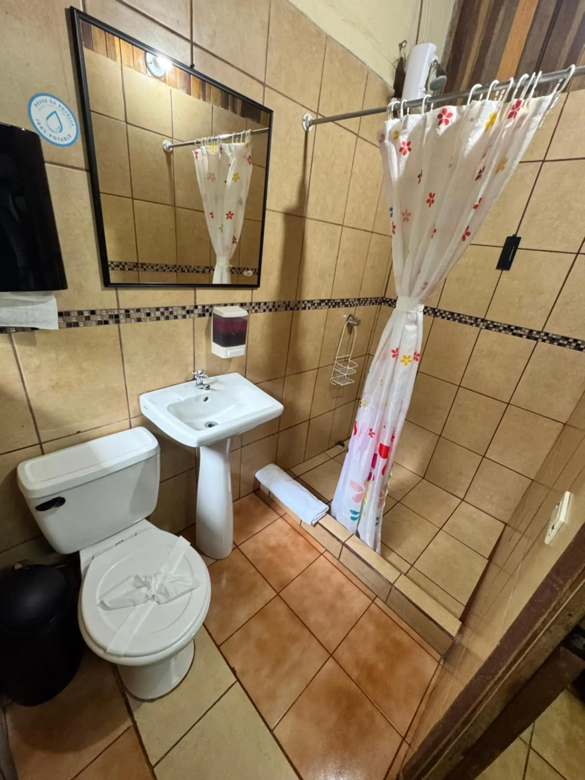 Basic Triple Room with Private Bathroom in Cabinas El Pueblo B&B Monteverde Basic Triple Room with Private Bathroom in Cabinas El Pueblo B&B Monteverde