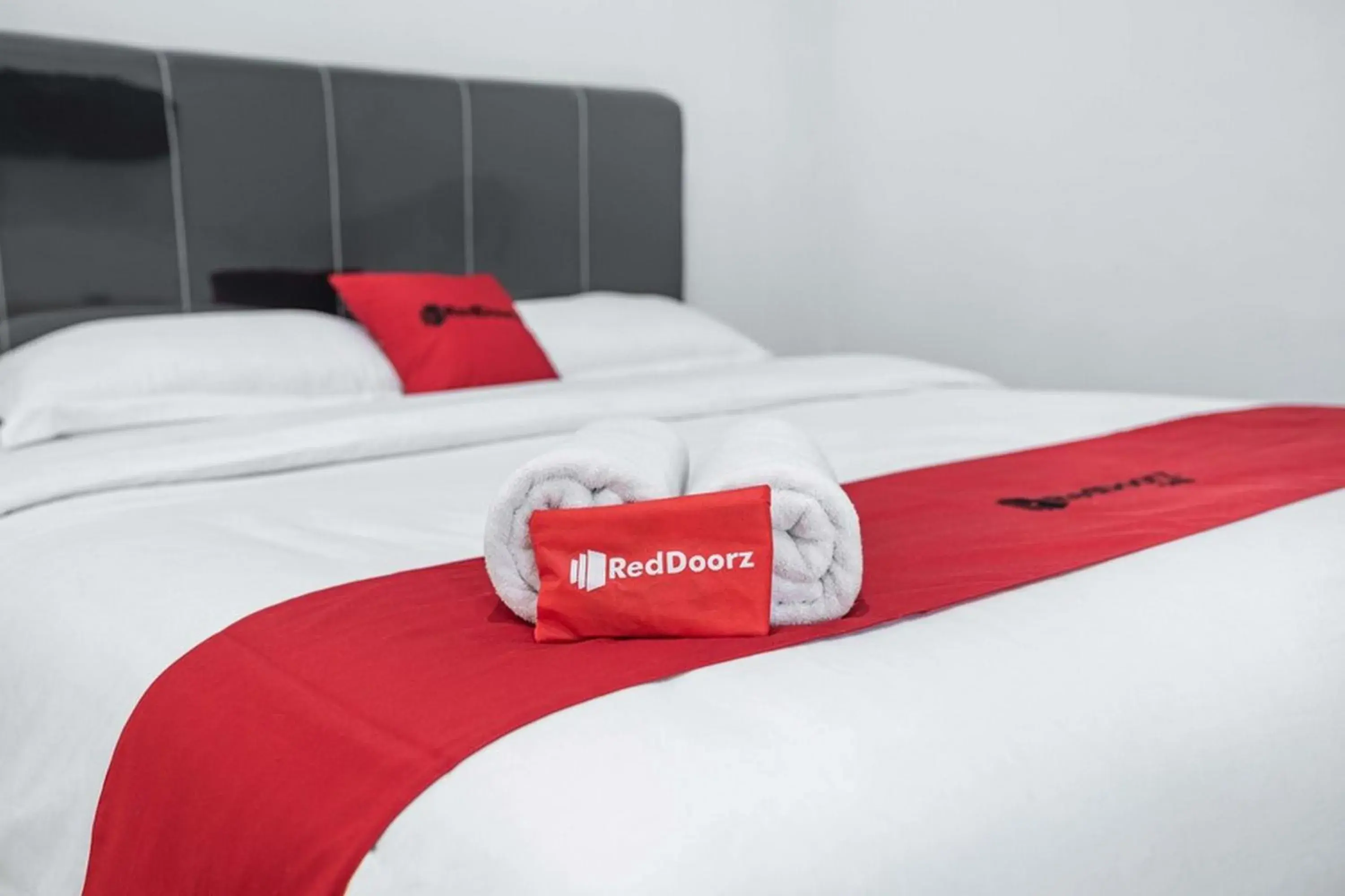 Deluxe Room in RedDoorz Plus near Thamrin Plaza Medan Deluxe Room in RedDoorz Plus near Thamrin Plaza Medan