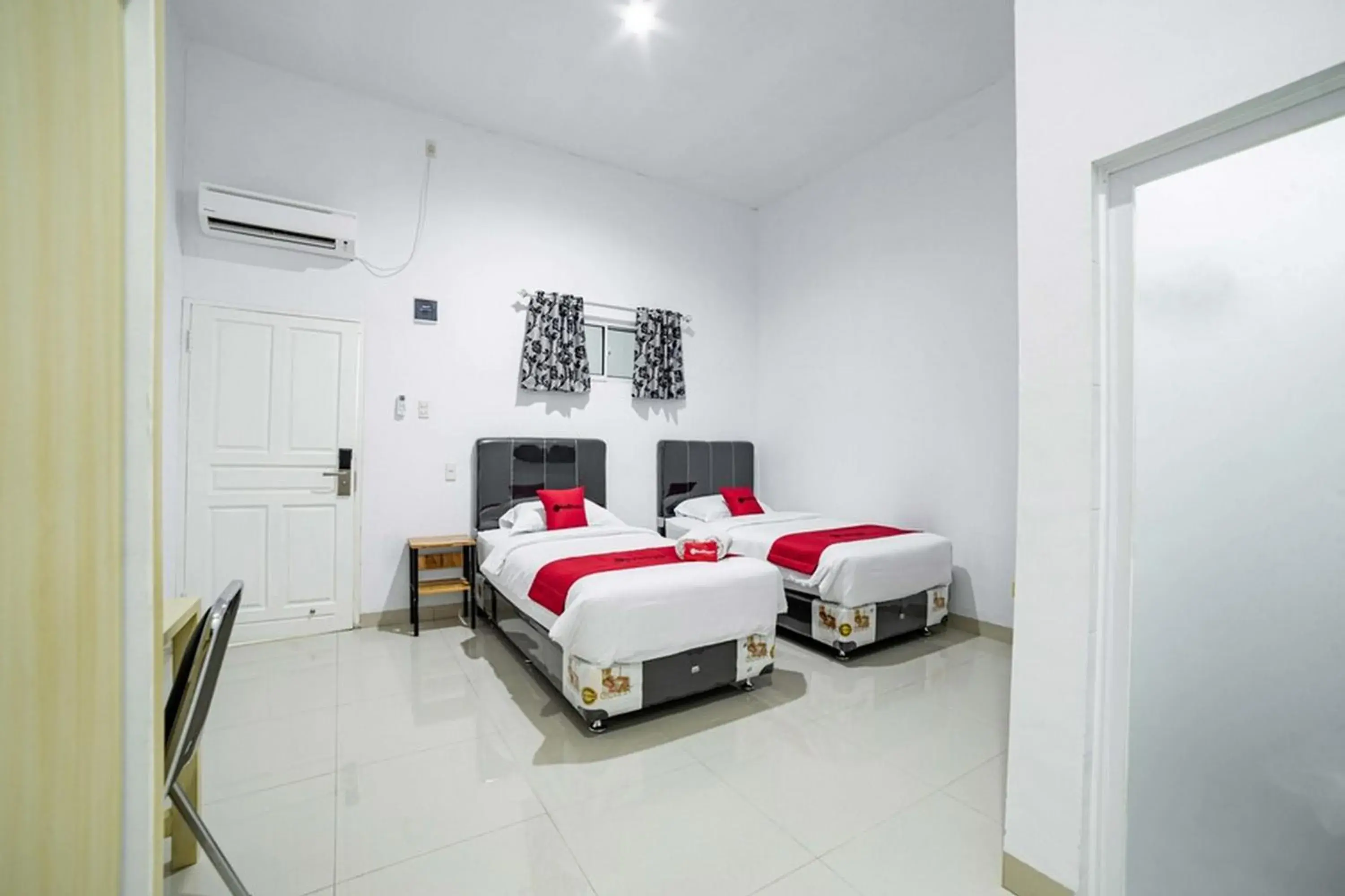 Twin Room in RedDoorz Plus near Thamrin Plaza Medan Twin Room in RedDoorz Plus near Thamrin Plaza Medan