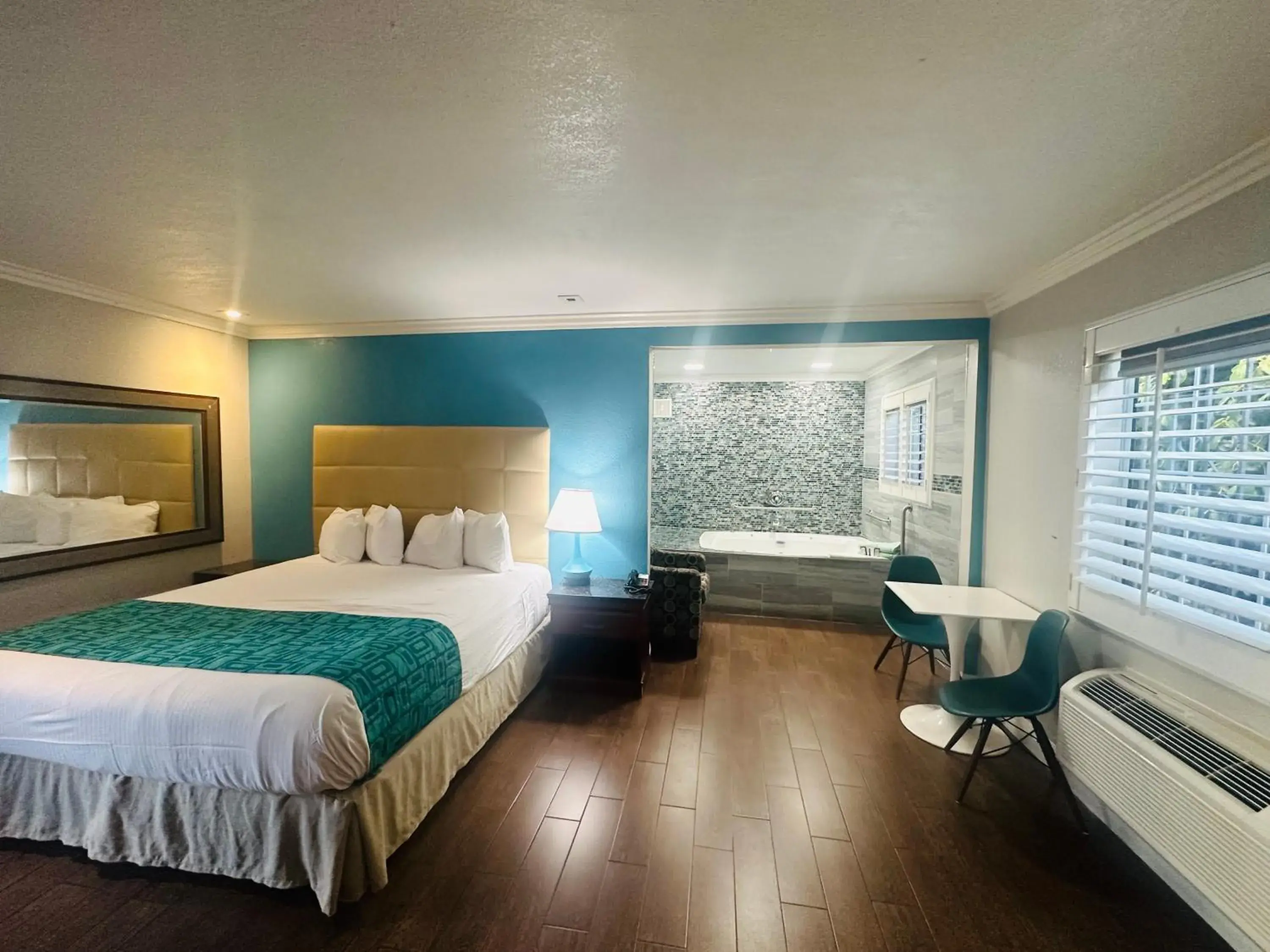 King Suite with Spa Bath in Casa Blanca Hotel - Orange King Suite with Spa Bath in Casa Blanca Hotel - Orange