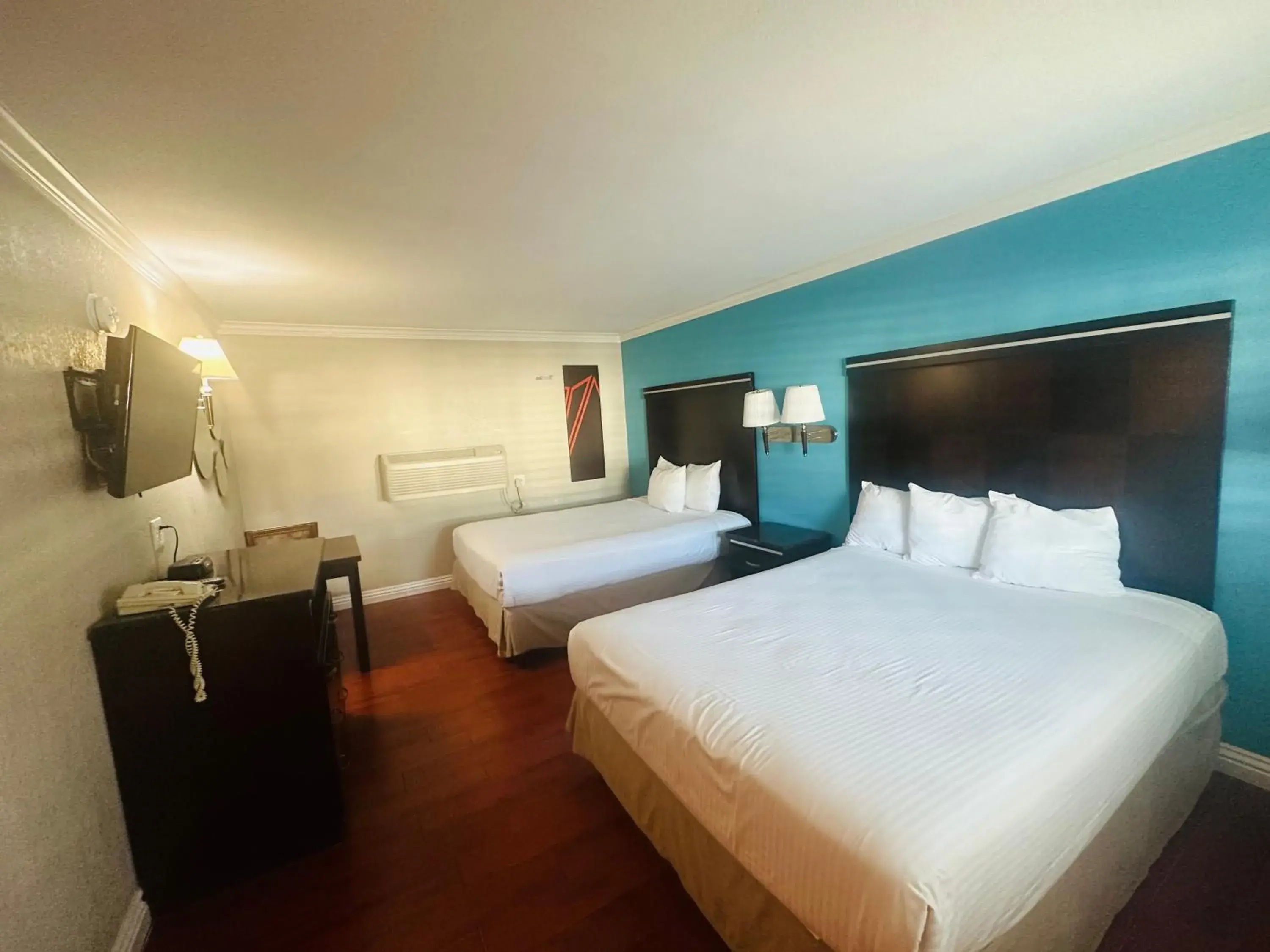 Queen Room with Two Queen Beds in Casa Blanca Hotel - Orange Queen Room with Two Queen Beds in Casa Blanca Hotel - Orange