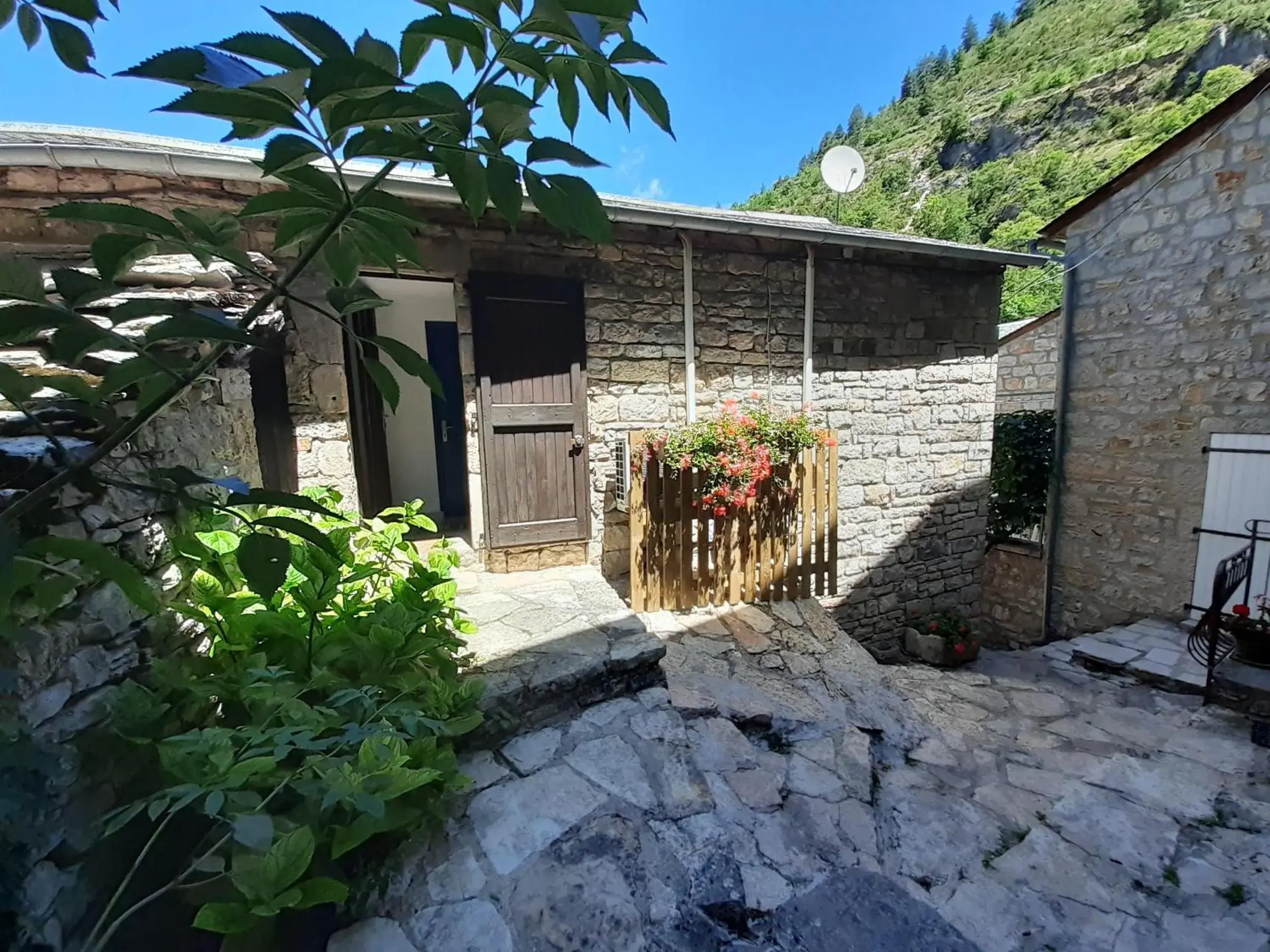 Double Room in Logis Hôtel restaurant Auberge de la Cascade Double Room in Logis Hôtel restaurant Auberge de la Cascade