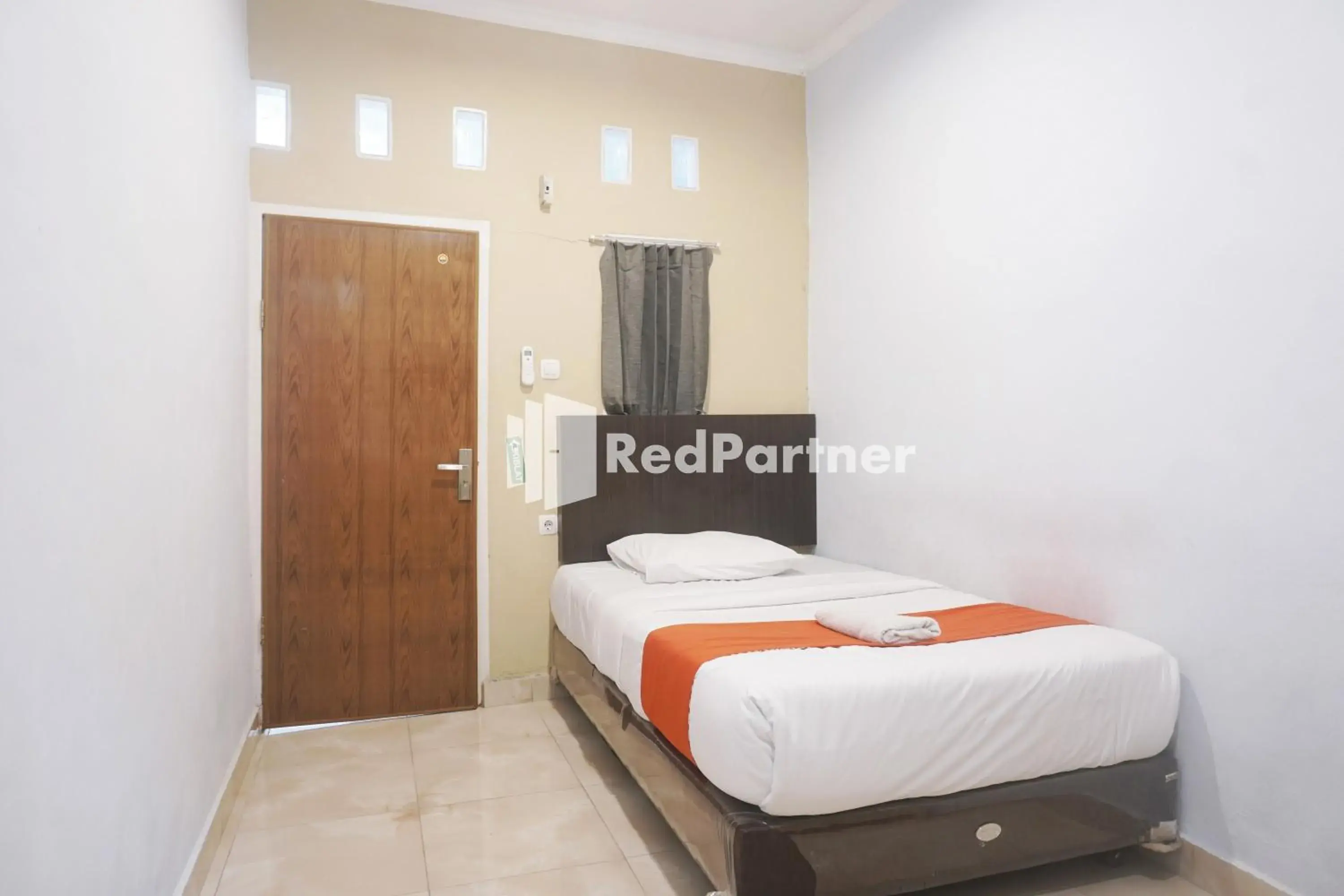 Single Room in Tassa Homestay Syariah Mitra RedDoorz Single Room in Tassa Homestay Syariah Mitra RedDoorz