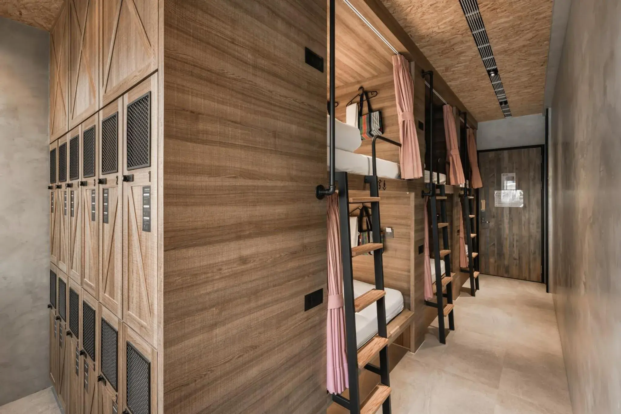 Double Bed in Female Dormitory Room in Hotel Leisure 台南行旅-巷弄潮旅 Double Bed in Female Dormitory Room in Hotel Leisure 台南行旅-巷弄潮旅