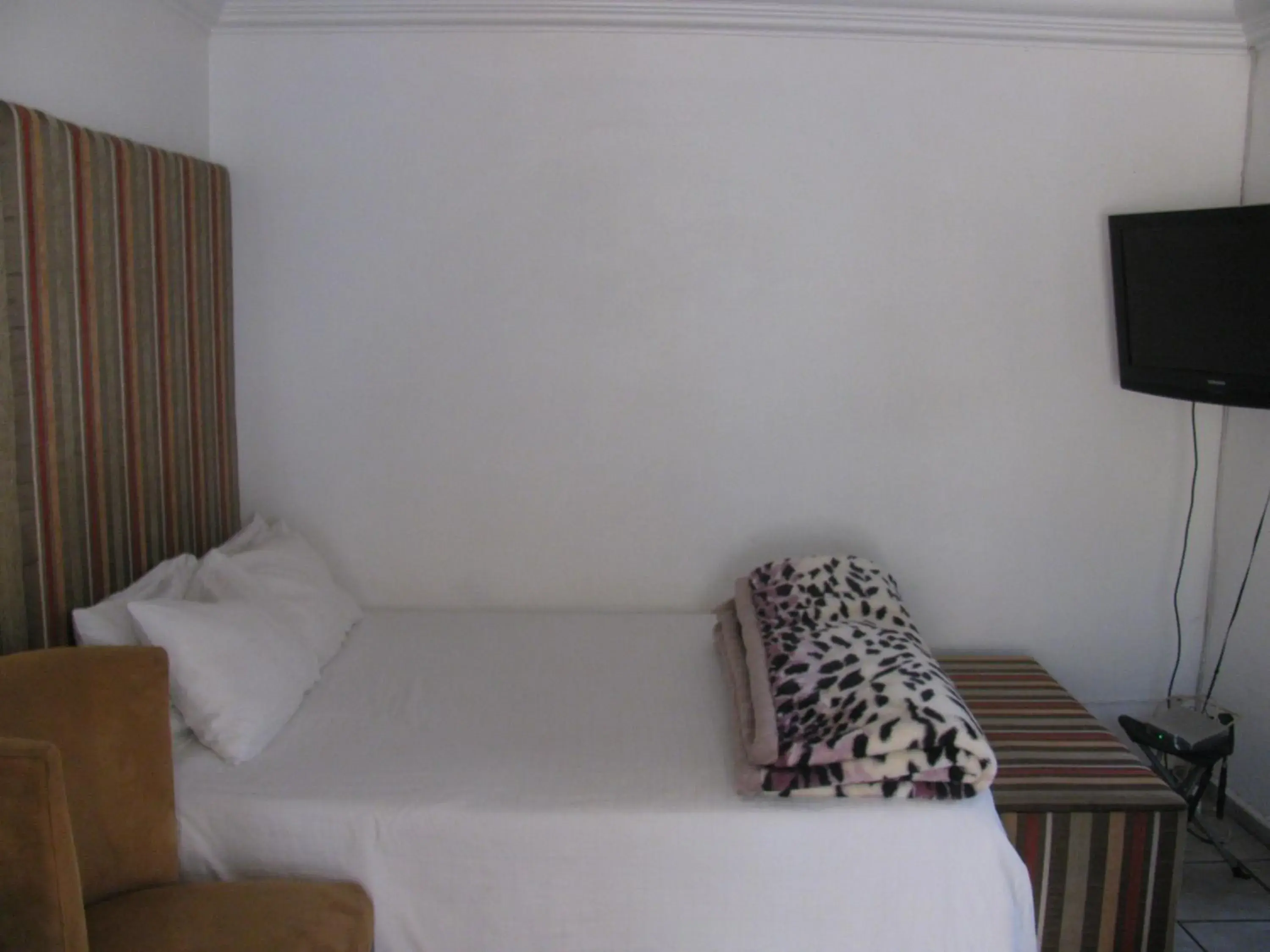 Queen Room with Kitchenette in Bruno Comfort Suites Queen Room with Kitchenette in Bruno Comfort Suites