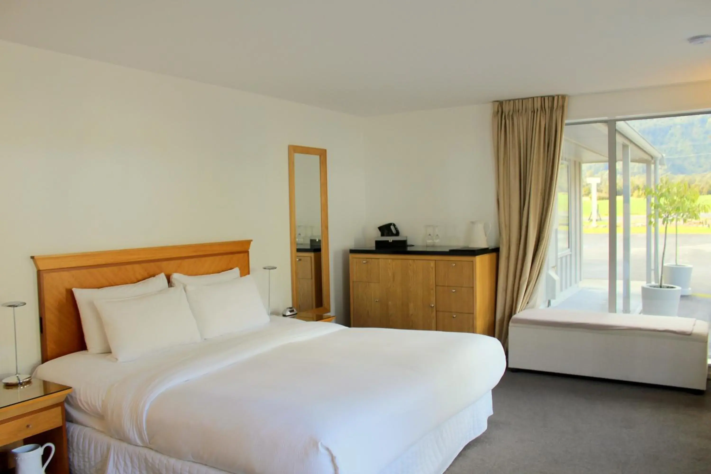 Deluxe King Suite with Fireplace in Franz Josef Oasis Deluxe King Suite with Fireplace in Franz Josef Oasis