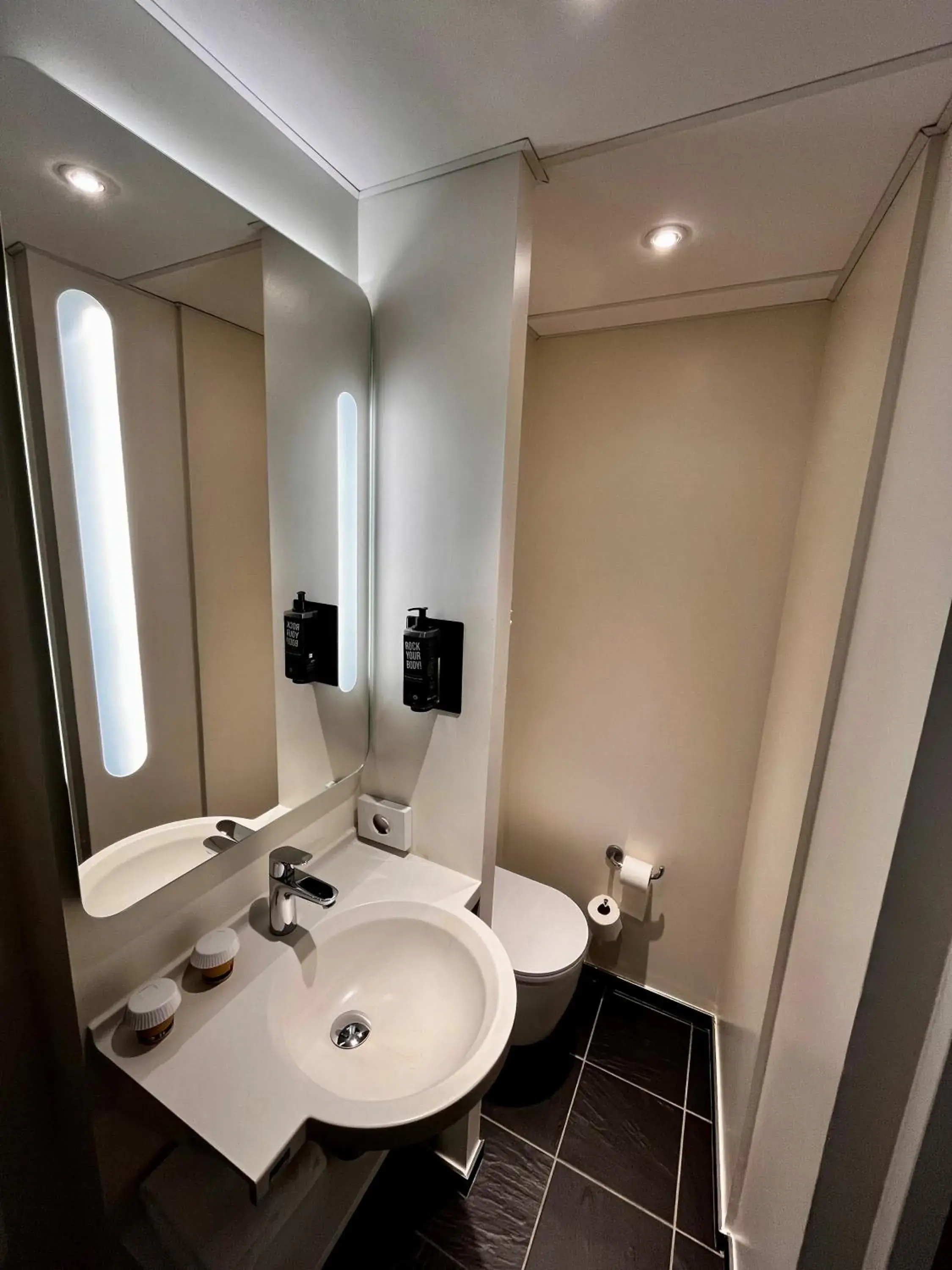 Standard Room with One Double Bed and One Double Sofa bed in ibis Besançon Centre Ville Standard Room with One Double Bed and One Double Sofa bed in ibis Besançon Centre Ville