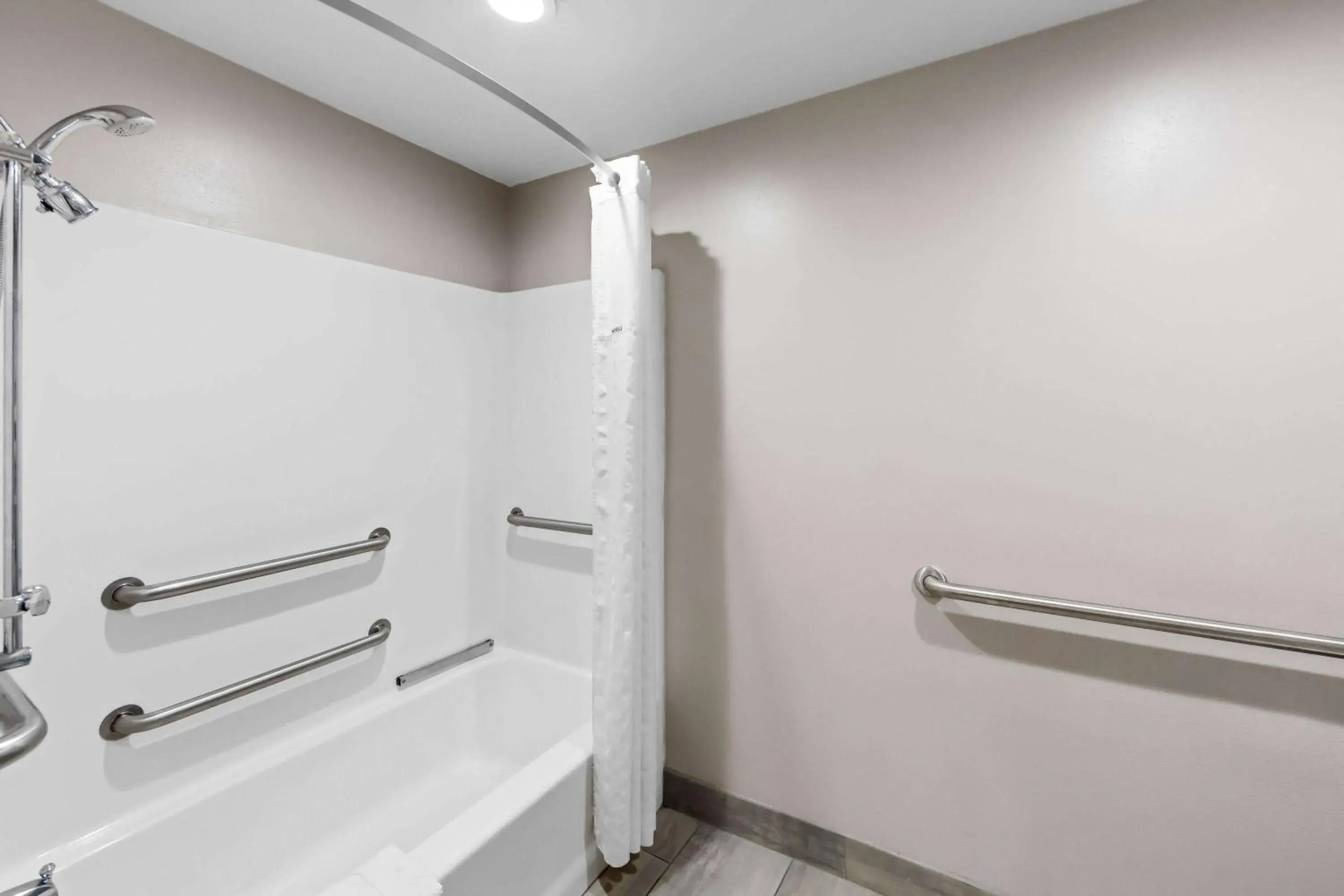 King Room - Disability Access - Non-Smoking in Howard Johnson by Wyndham Jackson King Room - Disability Access - Non-Smoking in Howard Johnson by Wyndham Jackson