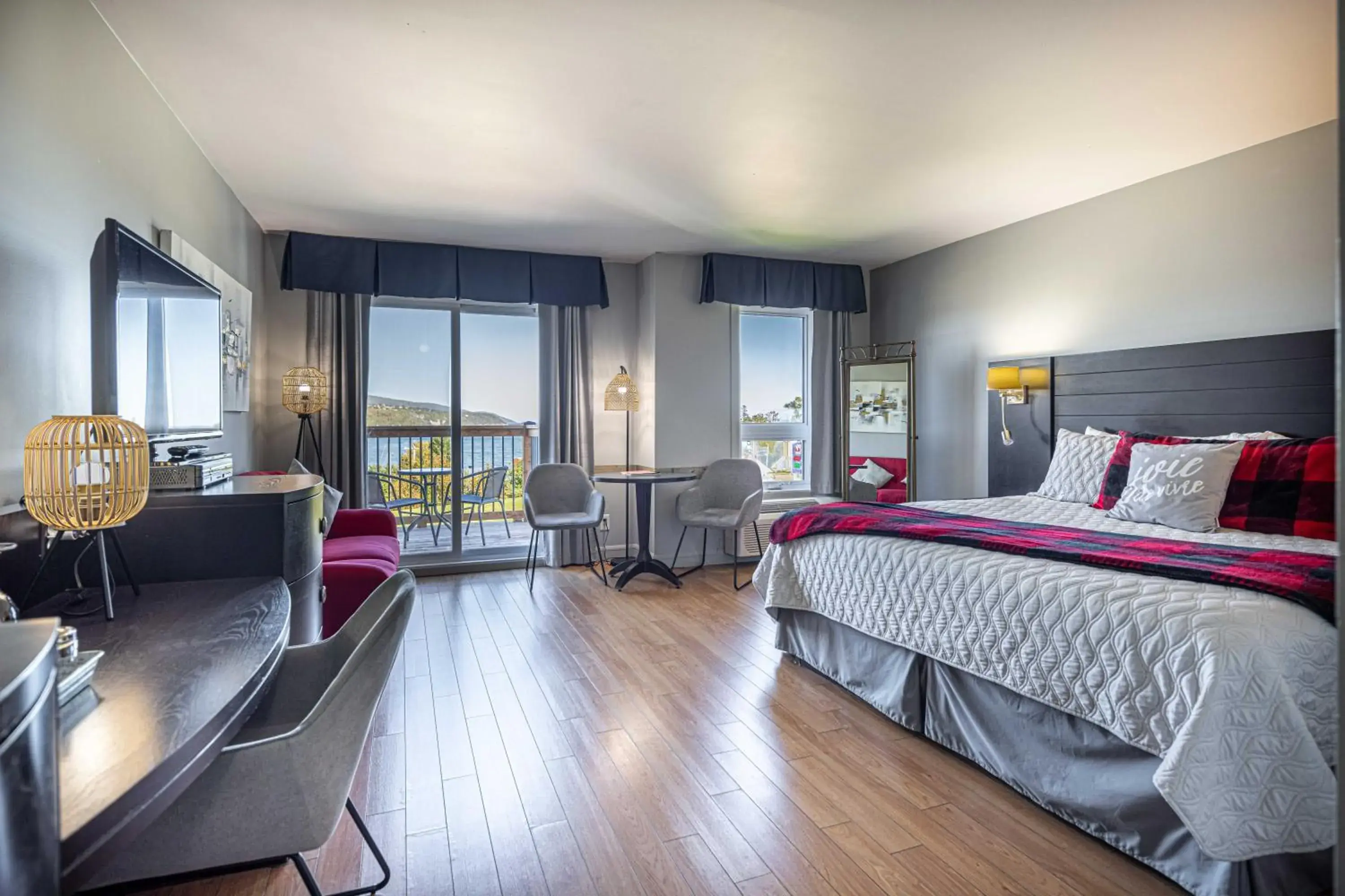 King Suite with Balcony in Motel le Point de Vue King Suite with Balcony in Motel le Point de Vue