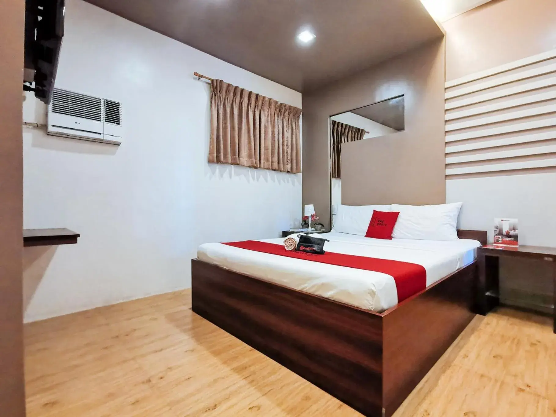 Double Room in RedDoorz Plus near Robinsons Place Gensan Double Room in RedDoorz Plus near Robinsons Place Gensan