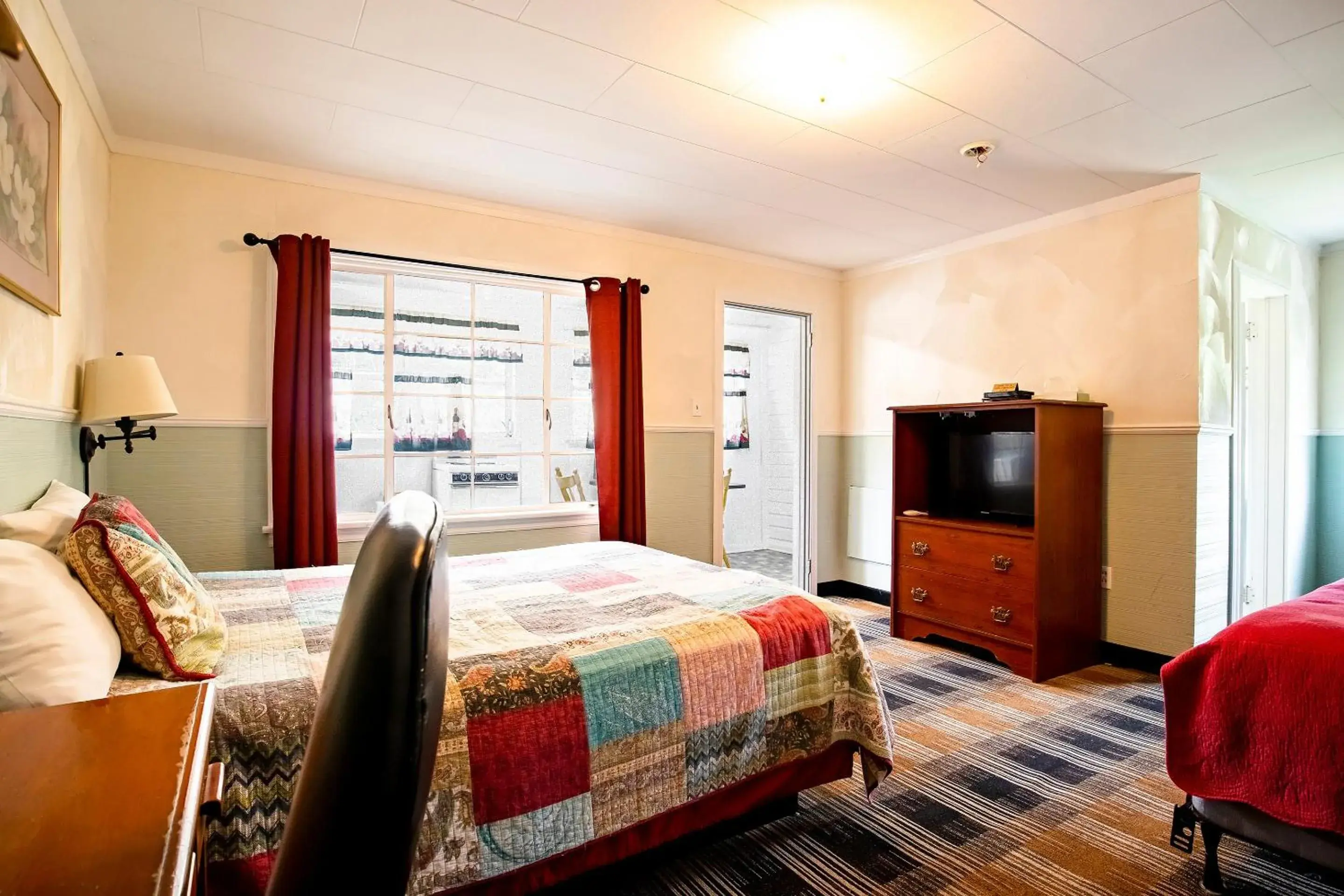 1 Queen and 1 Twin Room with Kitchenette in Lloyd's On The River Country Inn By Oyo 1 Queen and 1 Twin Room with Kitchenette in Lloyd's On The River Country Inn By Oyo