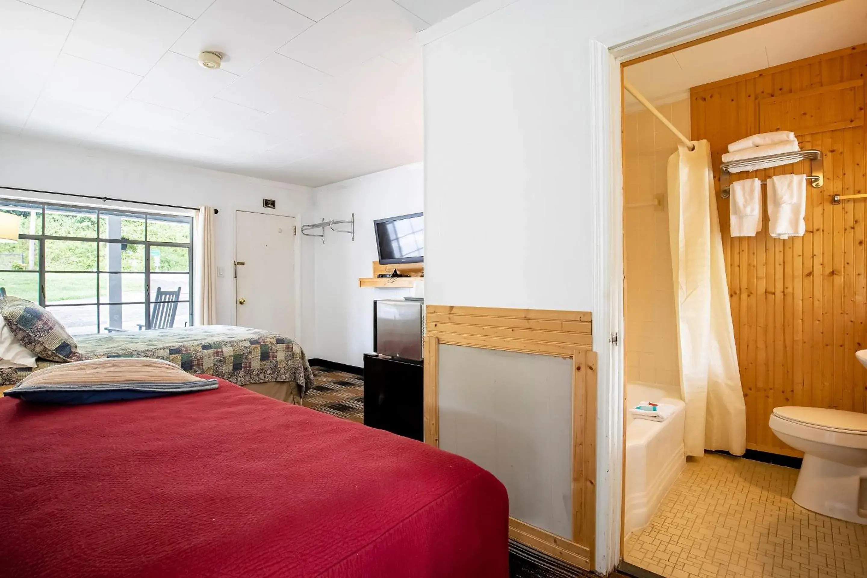 Queen bed with Twin in Lloyd's On The River Country Inn By Oyo Queen bed with Twin in Lloyd's On The River Country Inn By Oyo