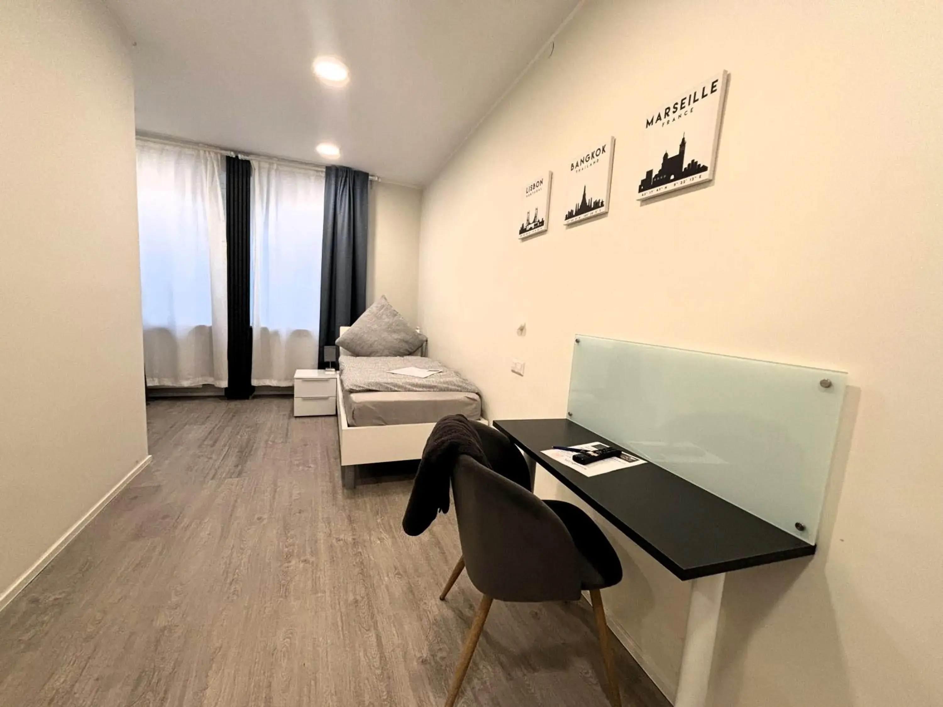 Single Room in Simplex Stays Hotel Quartier 8 - Digital Access Single Room in Simplex Stays Hotel Quartier 8 - Digital Access