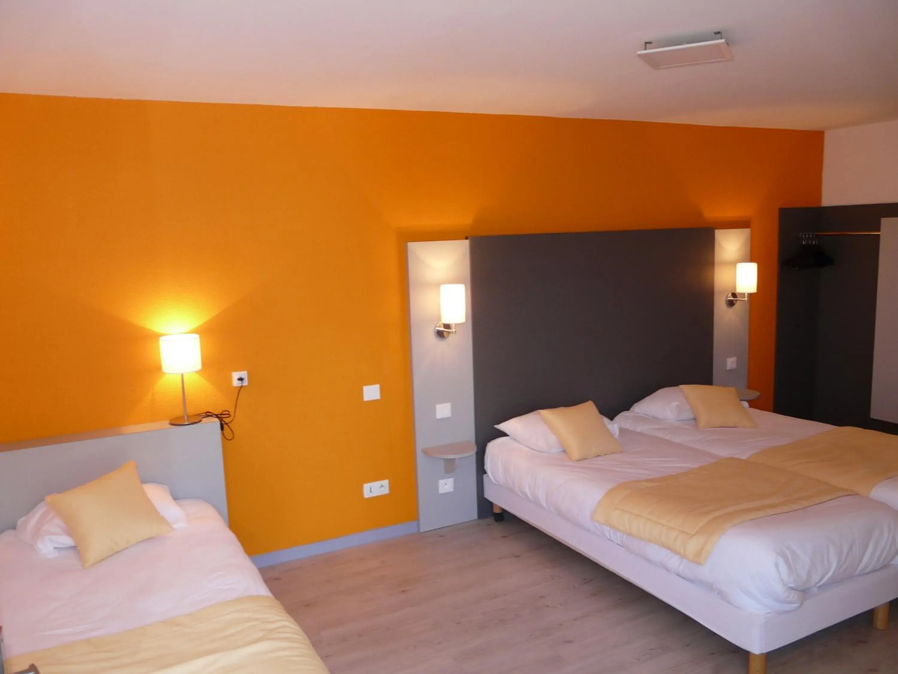 Comfort Triple Room in Hôtel de la baie de Paimpol Comfort Triple Room in Hôtel de la baie de Paimpol