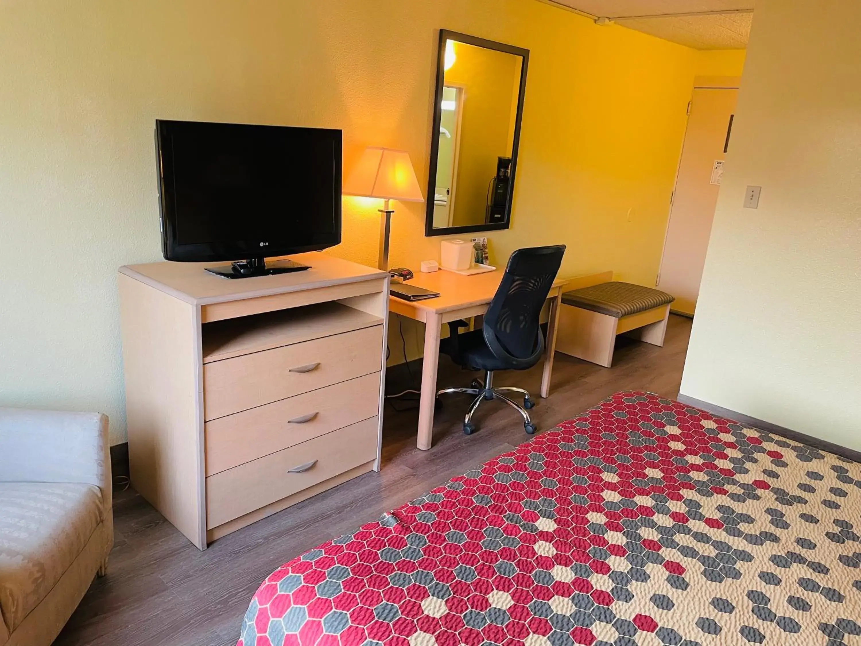 King Room - Non-Smoking in Super 8 by Wyndham Gloucester King Room - Non-Smoking in Super 8 by Wyndham Gloucester