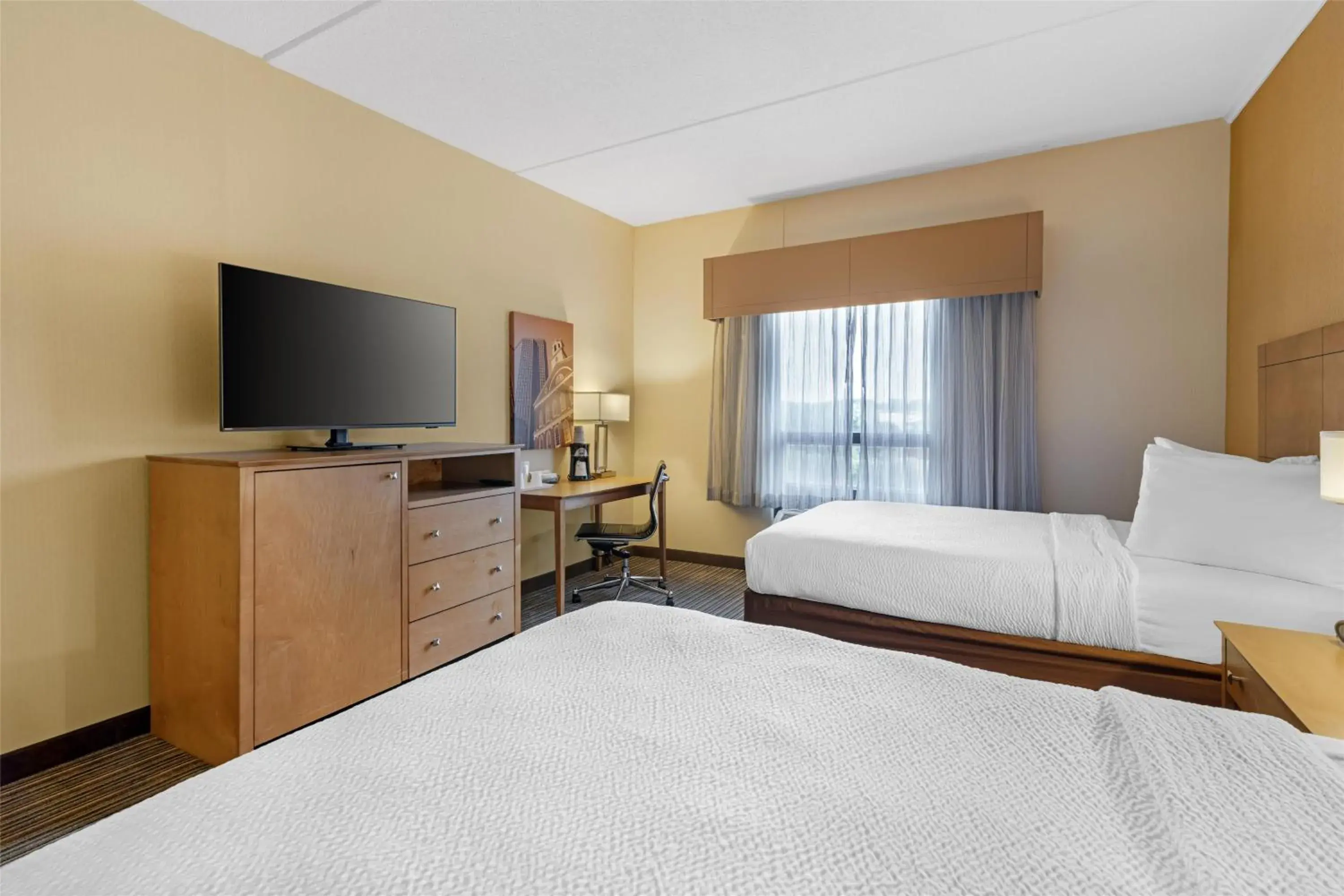 Double Room with Two Double Beds and Mobility Accessible Tub - Non-Smoking in Best Western Royal Plaza Hotel and Trade Center Double Room with Two Double Beds and Mobility Accessible Tub - Non-Smoking in Best Western Royal Plaza Hotel and Trade Center