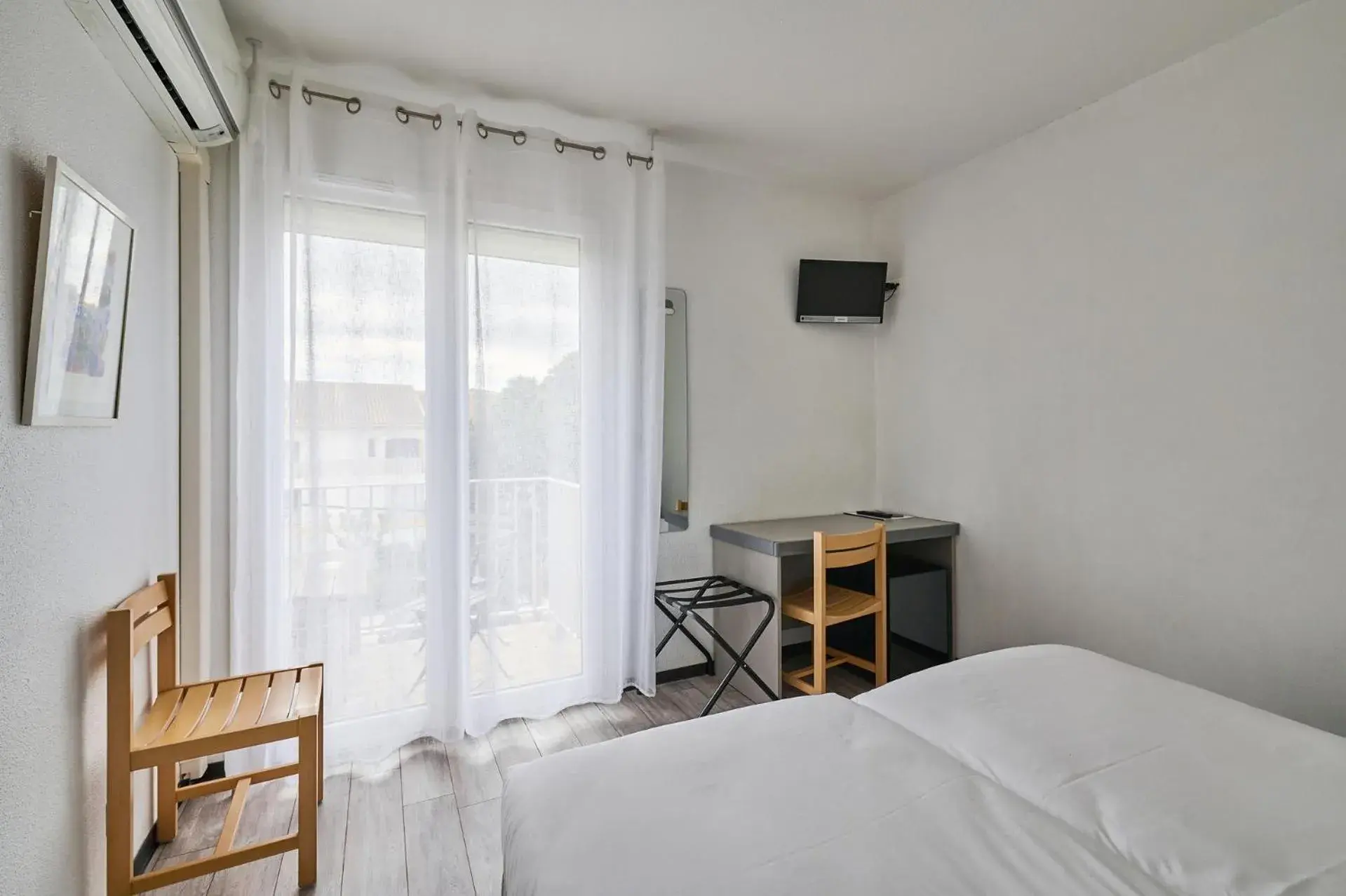 Comfort Twin Room with Balcony and Air Conditioning - Street side in Hôtel Les Mimosas Comfort Twin Room with Balcony and Air Conditioning - Street side in Hôtel Les Mimosas