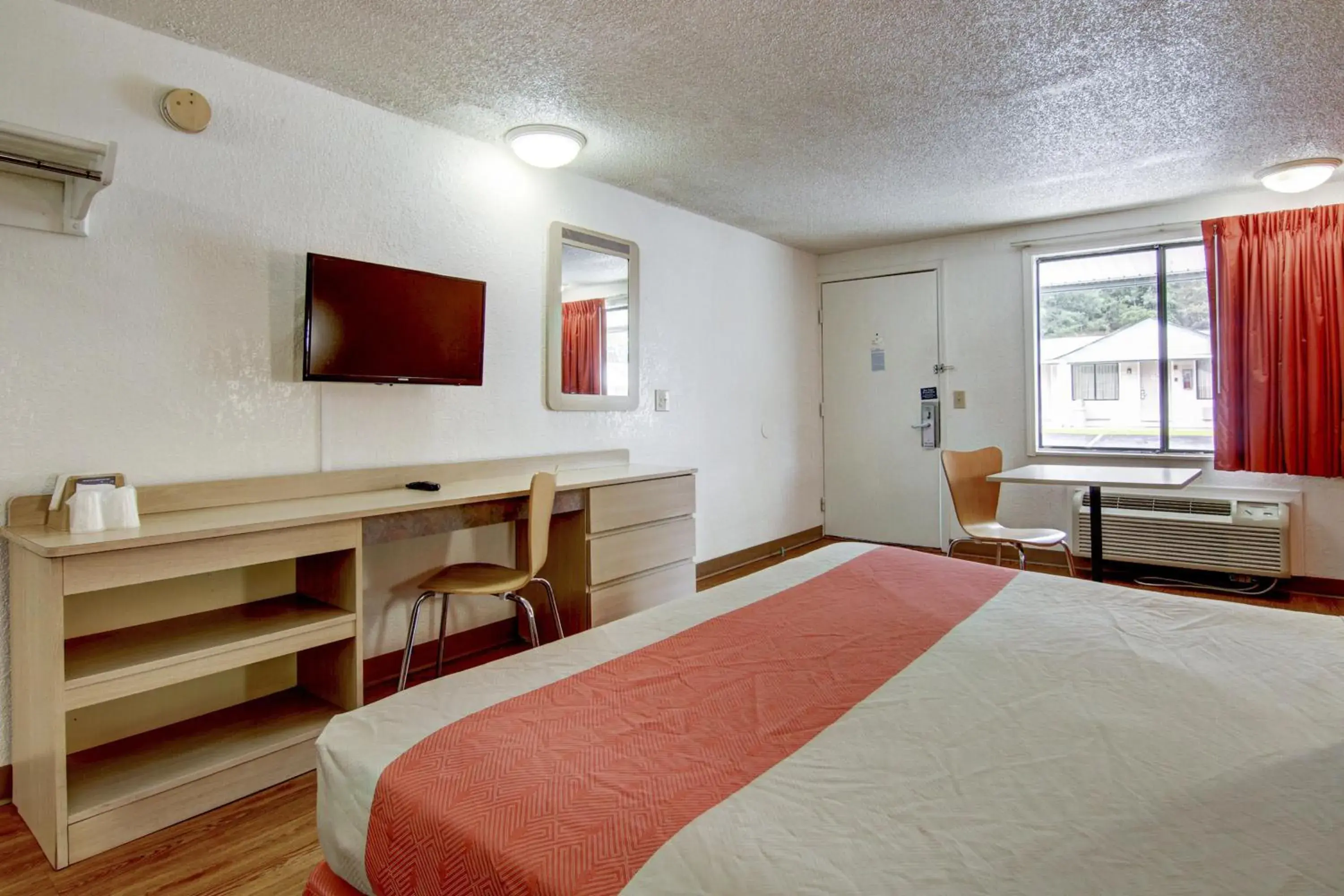 King Room - single occupancy - Disability Access - Smoking in Motel 6-Union City, GA - Atlanta Airport King Room - single occupancy - Disability Access - Smoking in Motel 6-Union City, GA - Atlanta Airport