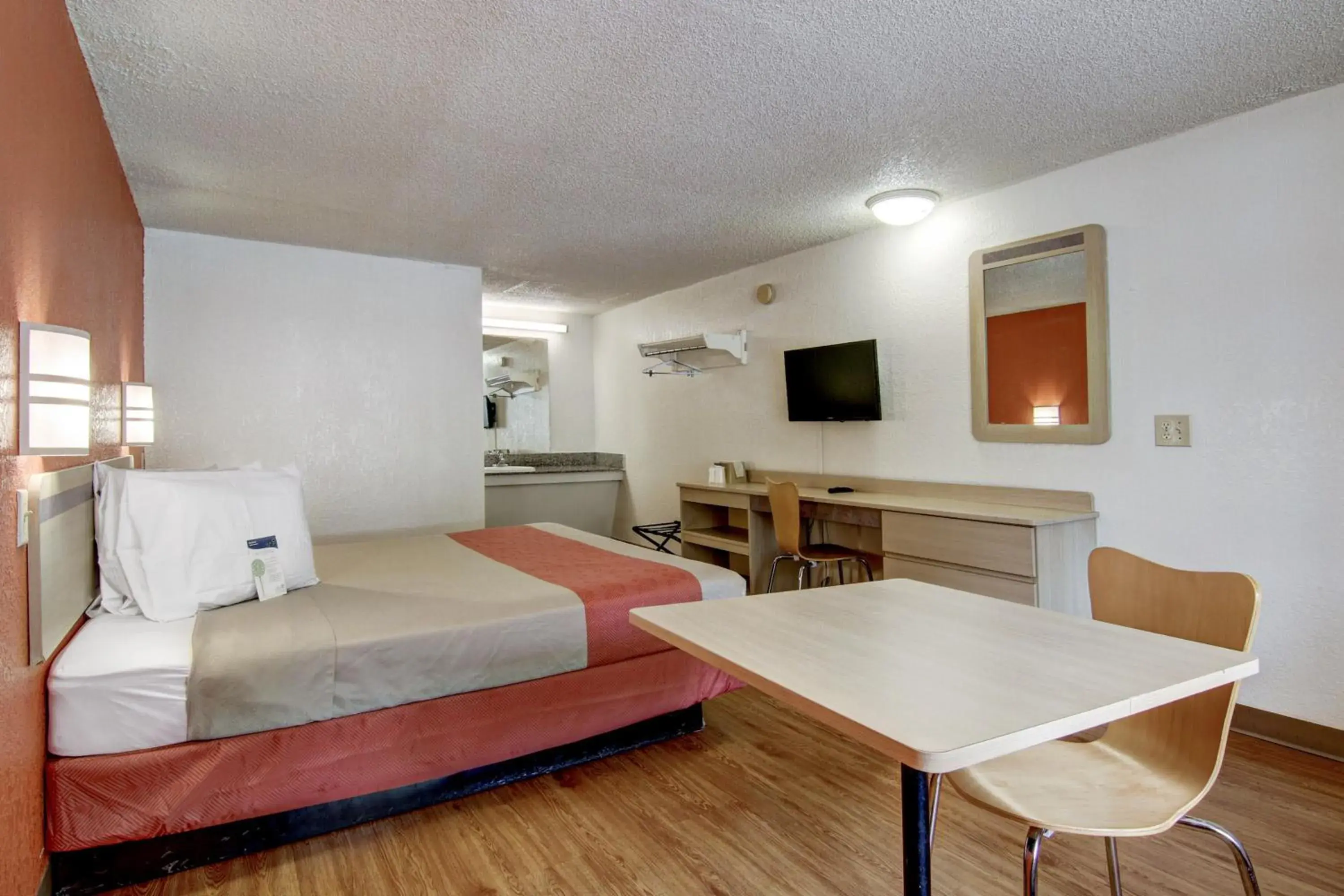 King Room - single occupancy - Non-Smoking in Motel 6-Union City, GA - Atlanta Airport King Room - single occupancy - Non-Smoking in Motel 6-Union City, GA - Atlanta Airport