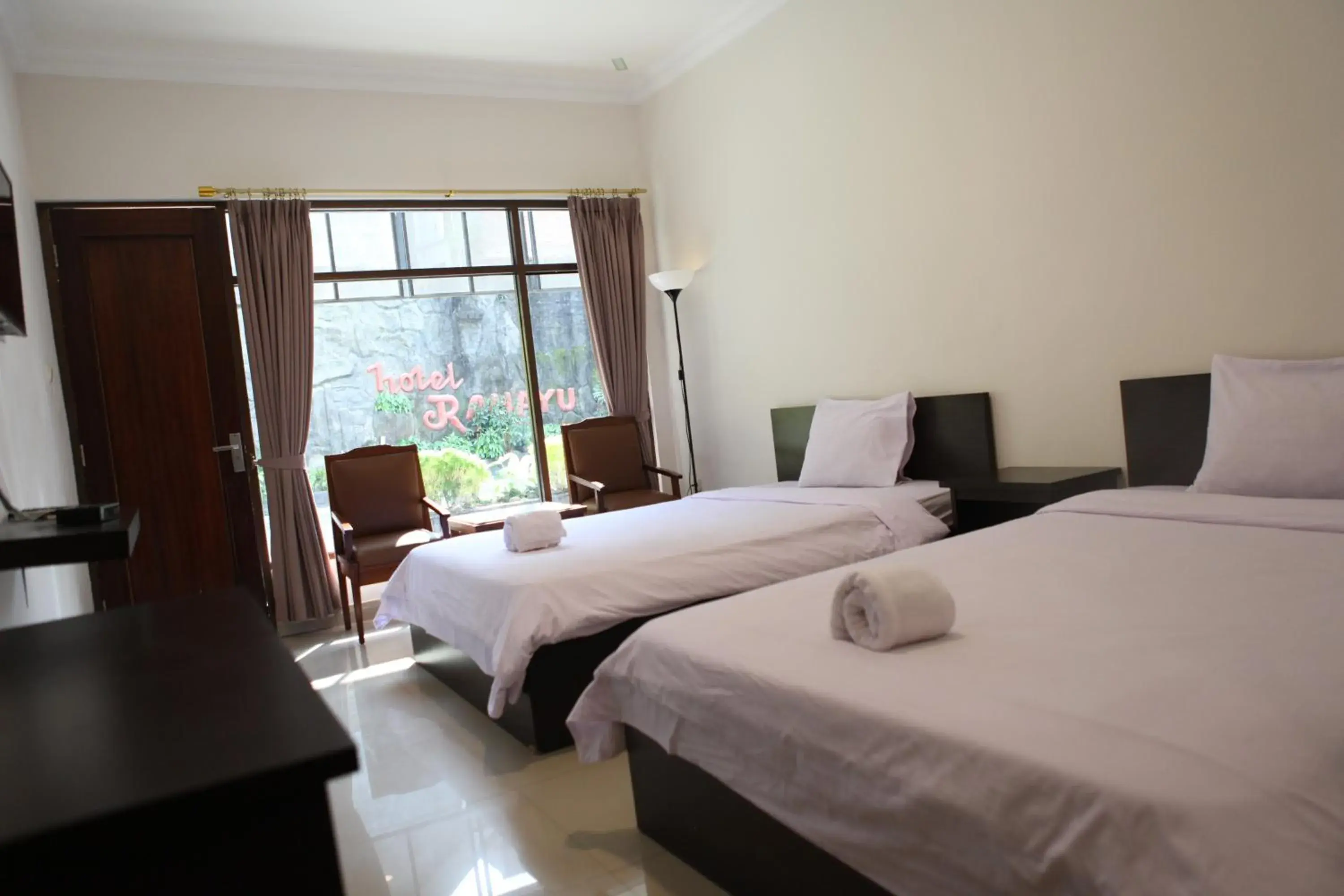Deluxe Double or Twin Room in Rahayu Hotel Cirebon Deluxe Double or Twin Room in Rahayu Hotel Cirebon