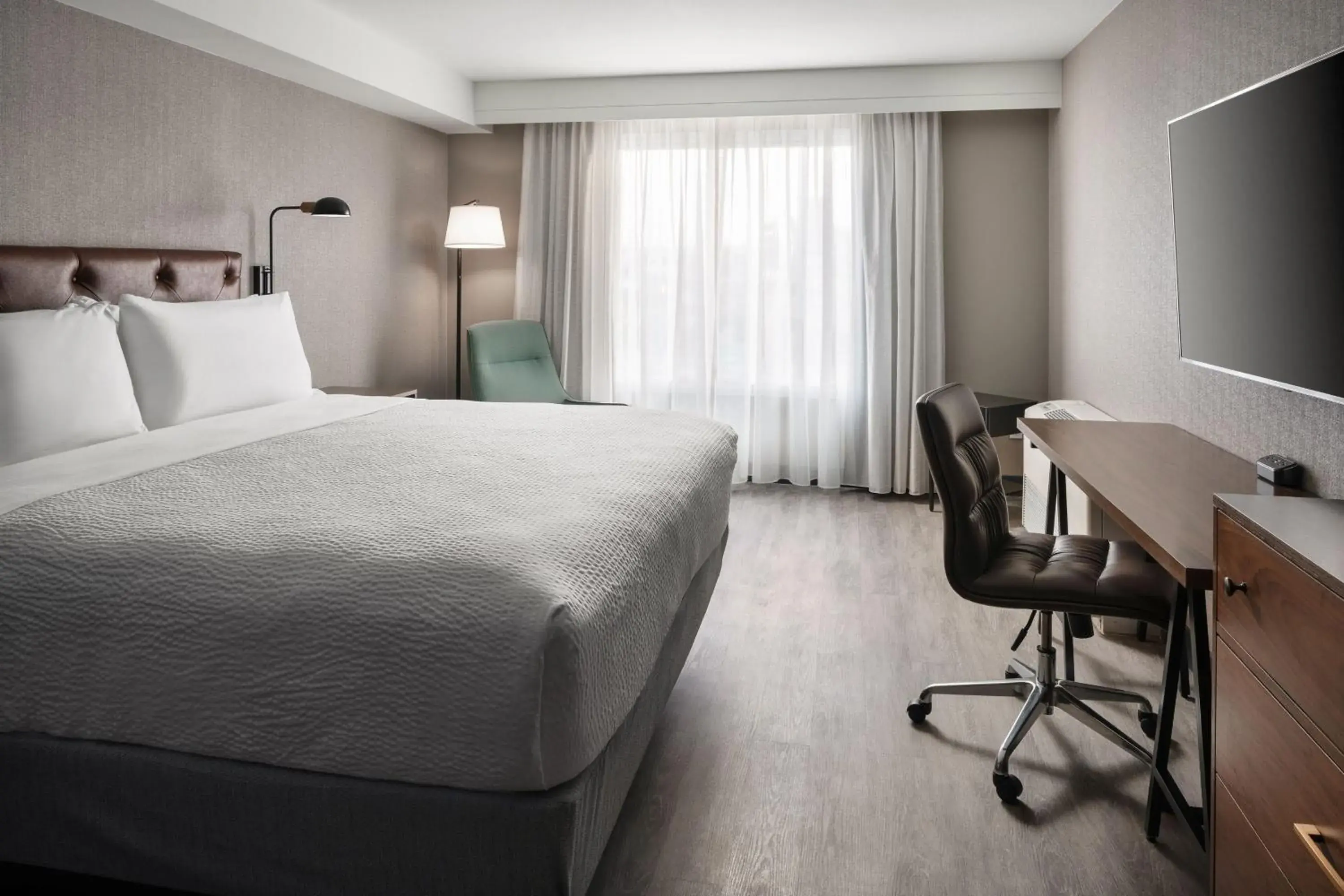 Guest room, Twin/Single Bed(s) in Four Points by Sheraton - San Francisco Airport Guest room, Twin/Single Bed(s) in Four Points by Sheraton - San Francisco Airport