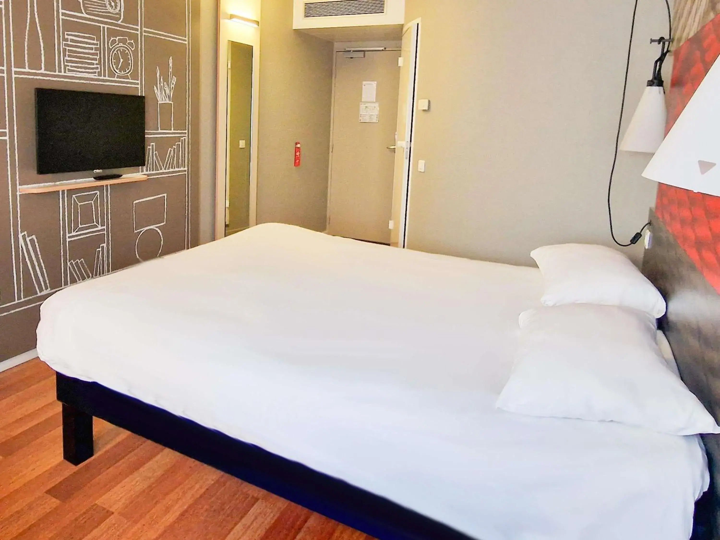 Standard One Double Bed in Hotel ibis Dijon Centre Clemenceau Standard One Double Bed in Hotel ibis Dijon Centre Clemenceau