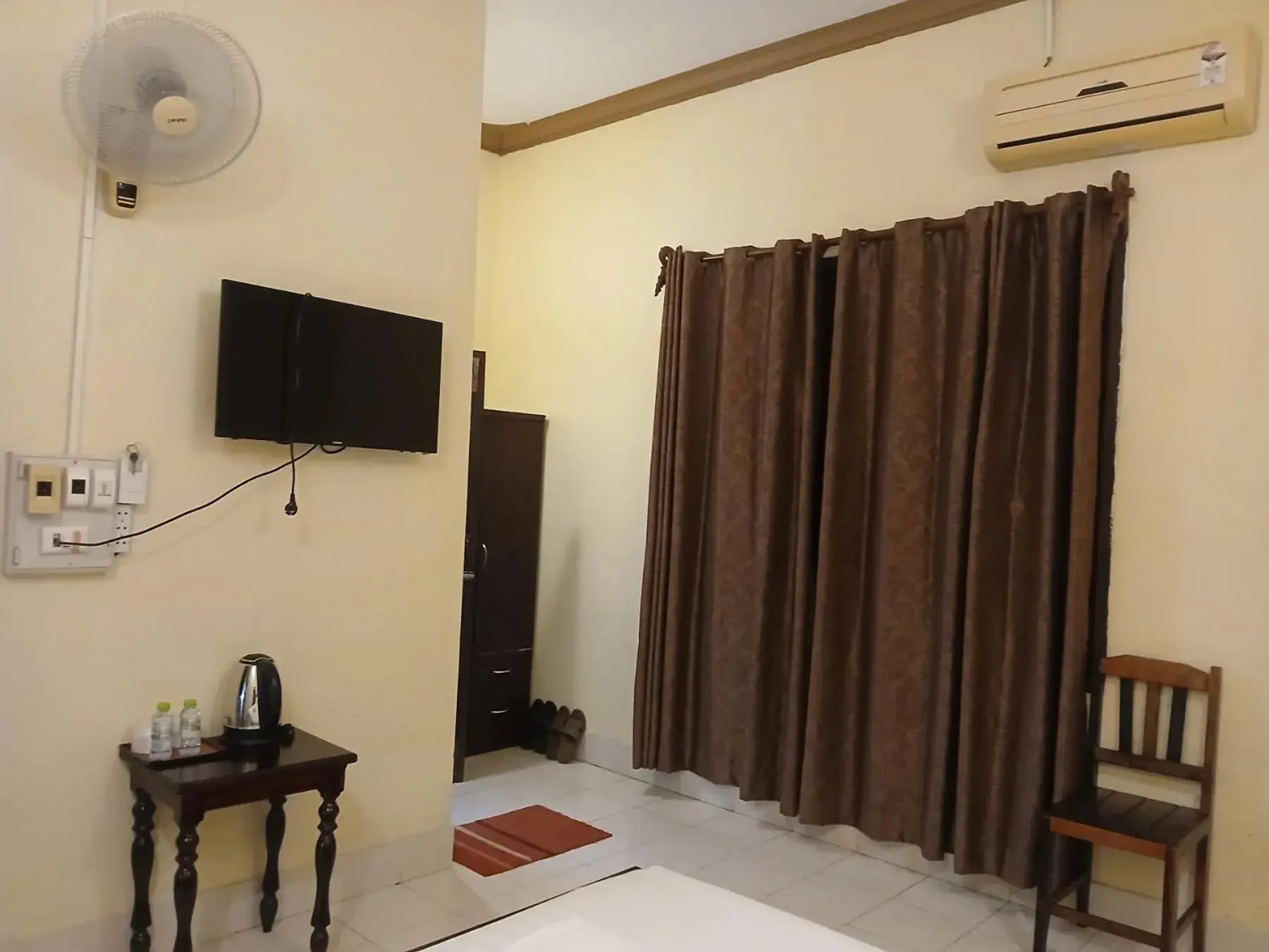 Budget Double Room in Vang Vieng Camellia Hotel Budget Double Room in Vang Vieng Camellia Hotel