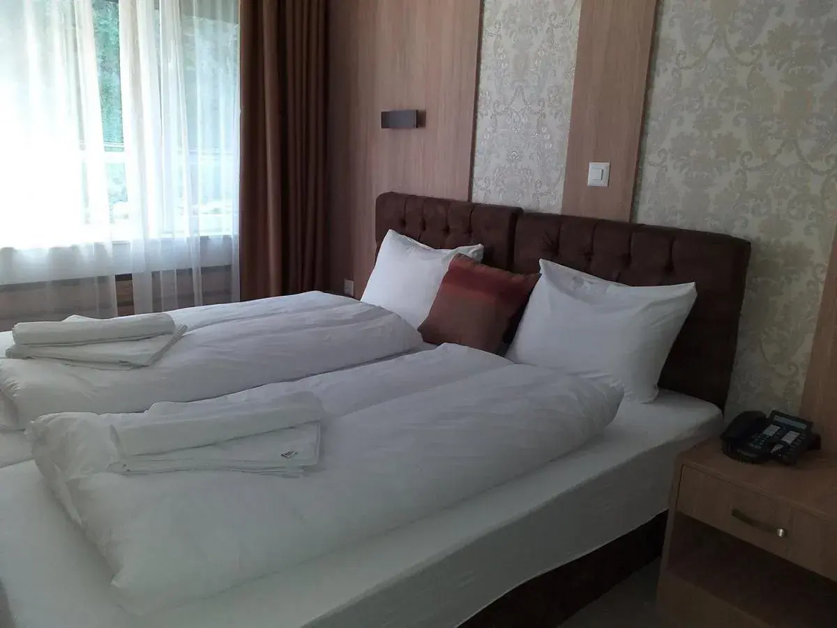 Triple Room with Bathroom - single occupancy in Helvetia Triple Room with Bathroom - single occupancy in Helvetia