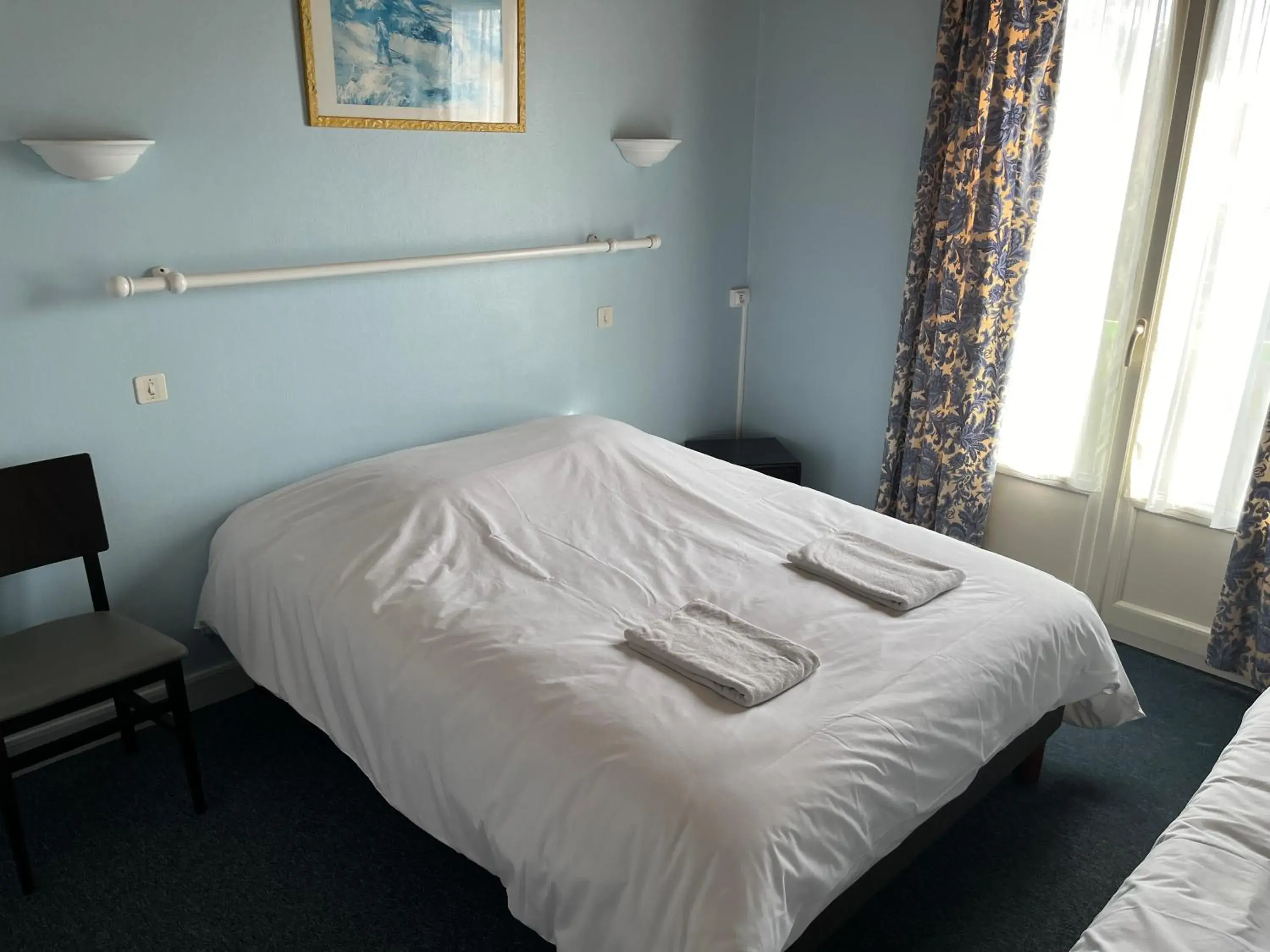 Comfort Triple Room in Hôtel Le Lyon Vert Commentry Comfort Triple Room in Hôtel Le Lyon Vert Commentry