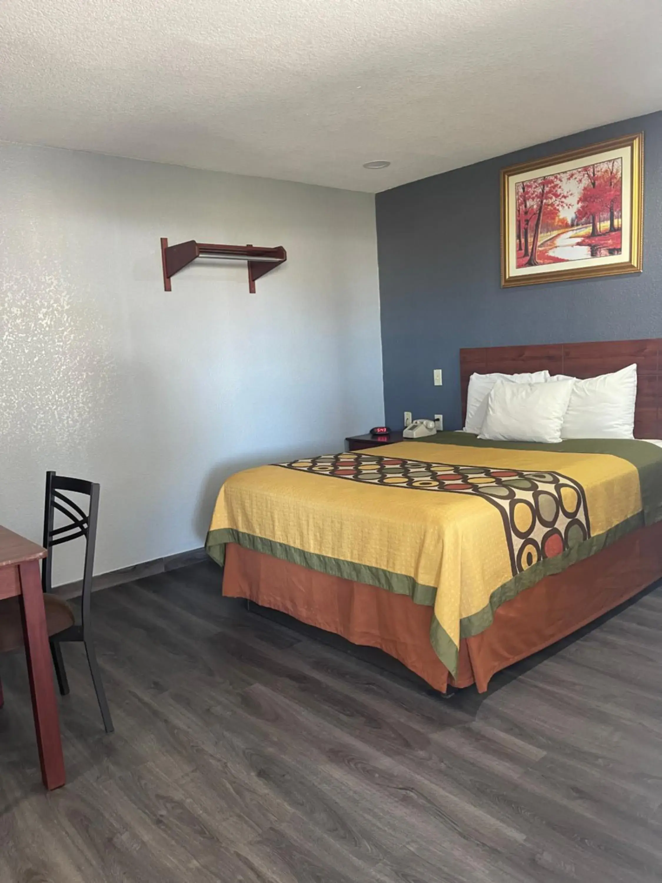 Queen Room - Non-Smoking in Budget Inn Buffalo Queen Room - Non-Smoking in Budget Inn Buffalo