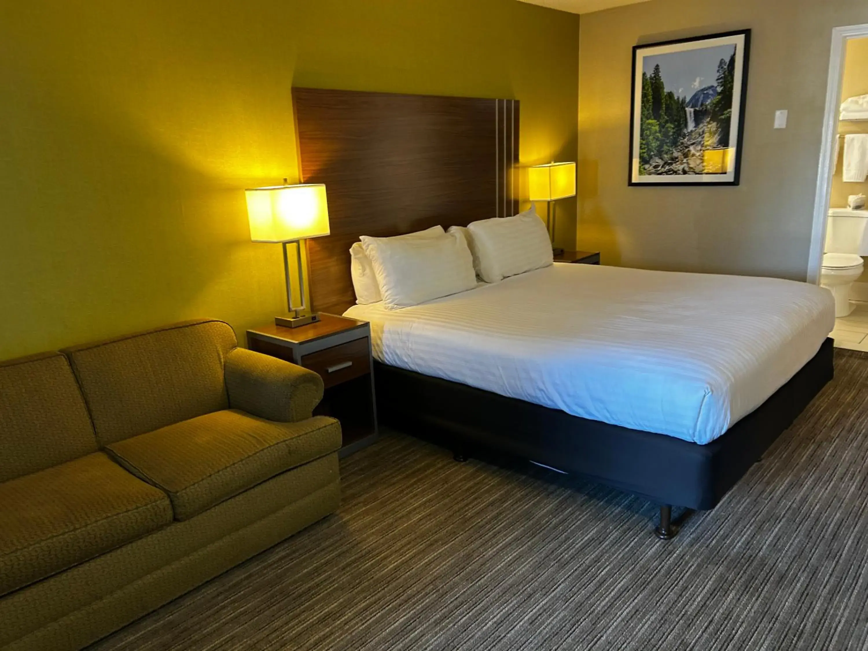 Deluxe King Room in Heritage Inn - Yosemite/Sonora Deluxe King Room in Heritage Inn - Yosemite/Sonora