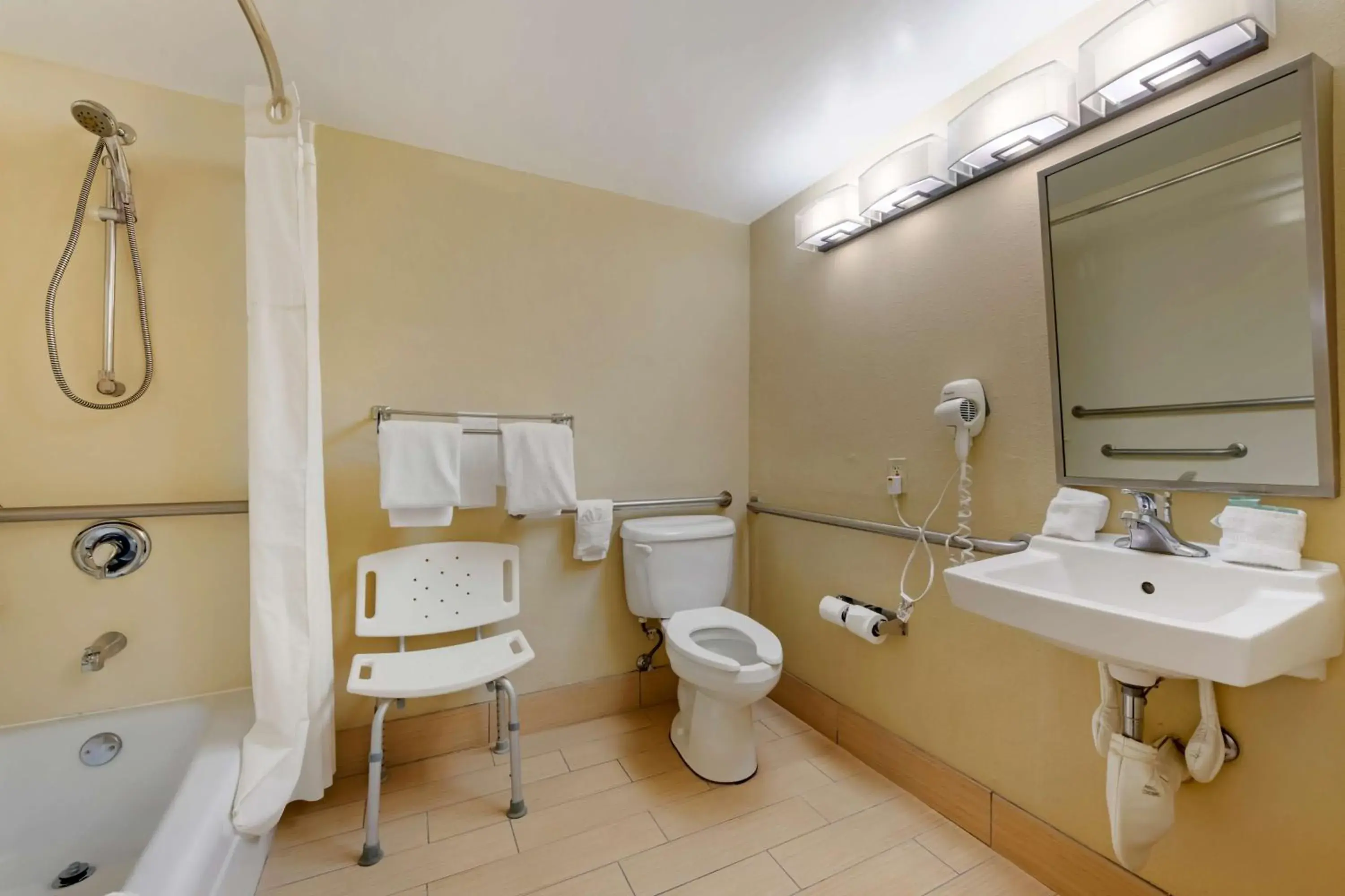 Queen Room with Bath Tub - Mobility Accessible/Non-Smoking in Best Western Downtown Stuart Queen Room with Bath Tub - Mobility Accessible/Non-Smoking in Best Western Downtown Stuart