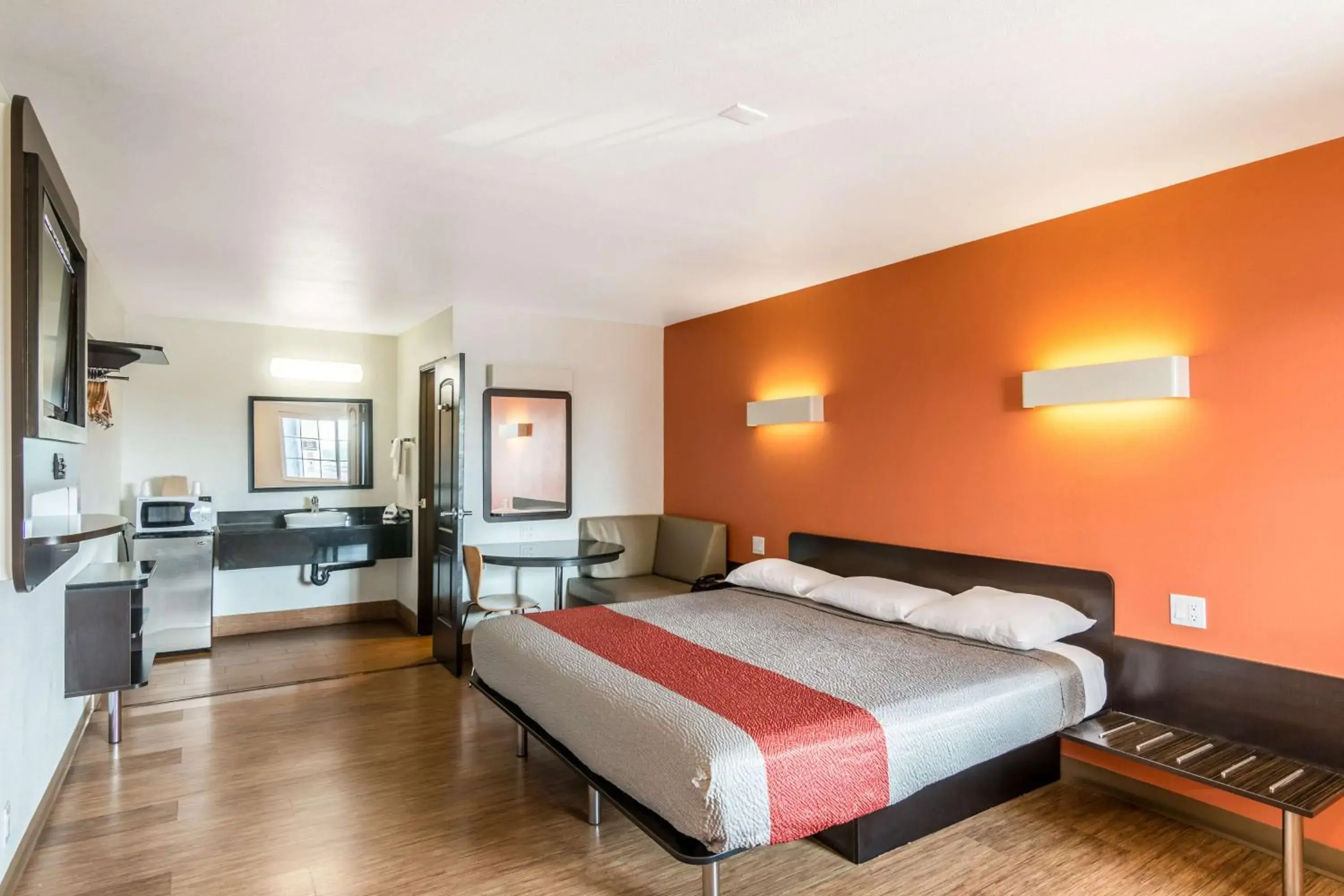 Deluxe King Room - Smoking in Motel 6 Bell Gardens, CA - Los Angeles Deluxe King Room - Smoking in Motel 6 Bell Gardens, CA - Los Angeles