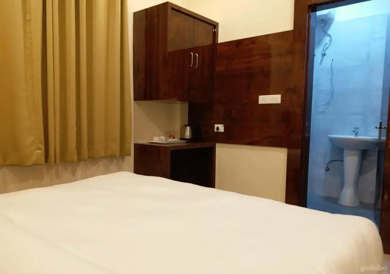 Double Room with Lake View in Ganga Darshan Double Room with Lake View in Ganga Darshan