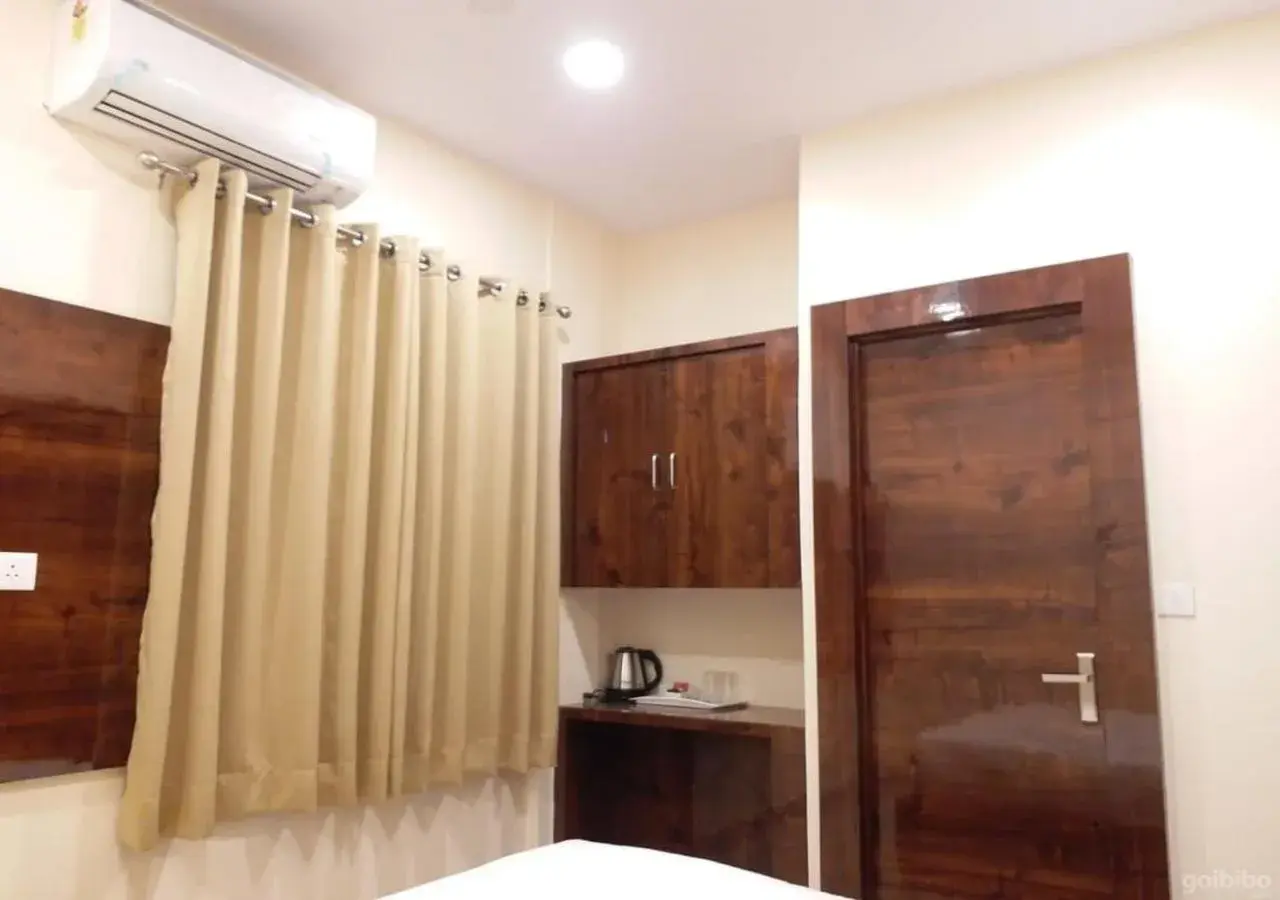 Deluxe Double Room in Ganga Darshan Deluxe Double Room in Ganga Darshan