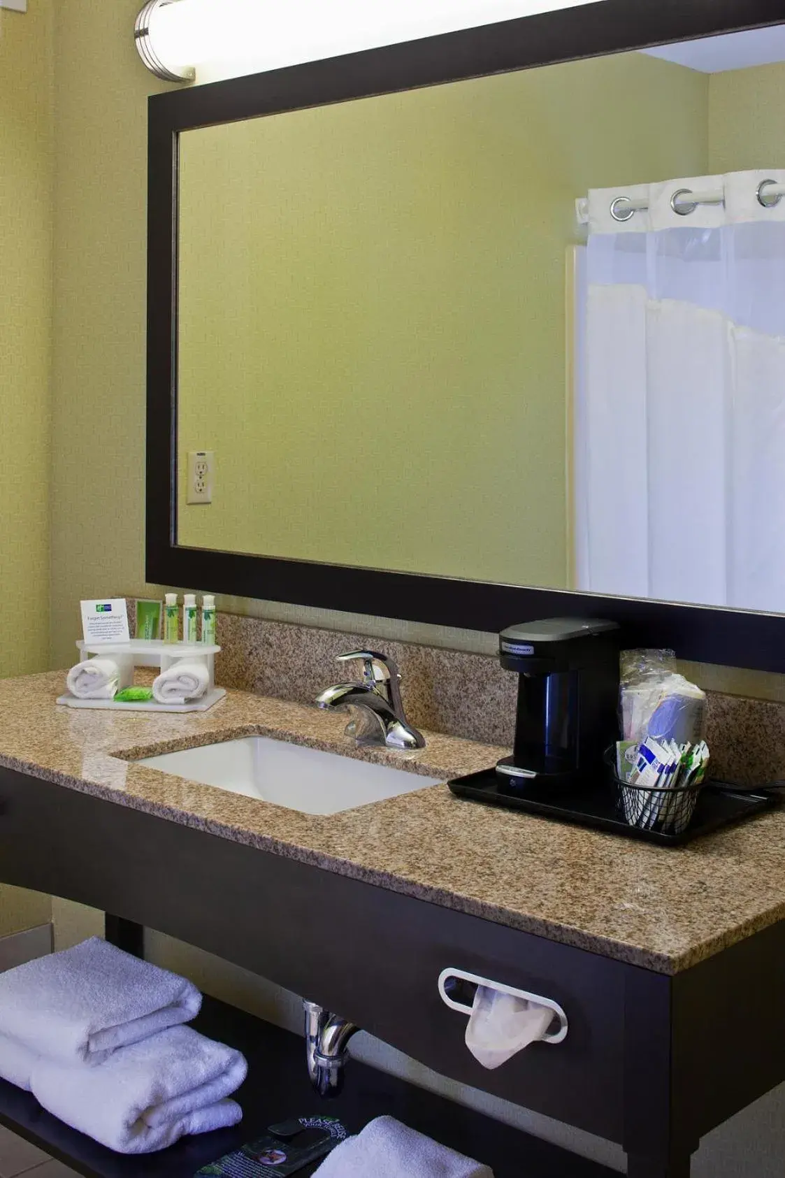 Standard Queen Room with Two Queen Beds in Holiday Inn Express Hotel & Suites Saginaw by IHG Standard Queen Room with Two Queen Beds in Holiday Inn Express Hotel & Suites Saginaw by IHG