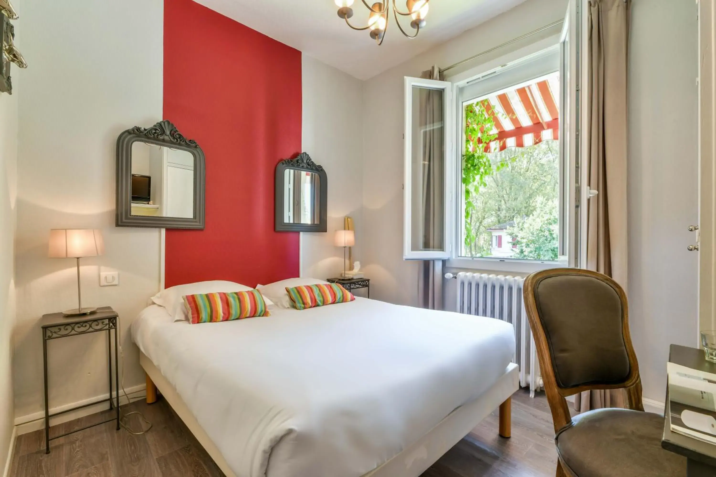 Double Room in Hotel du Commerce Double Room in Hotel du Commerce