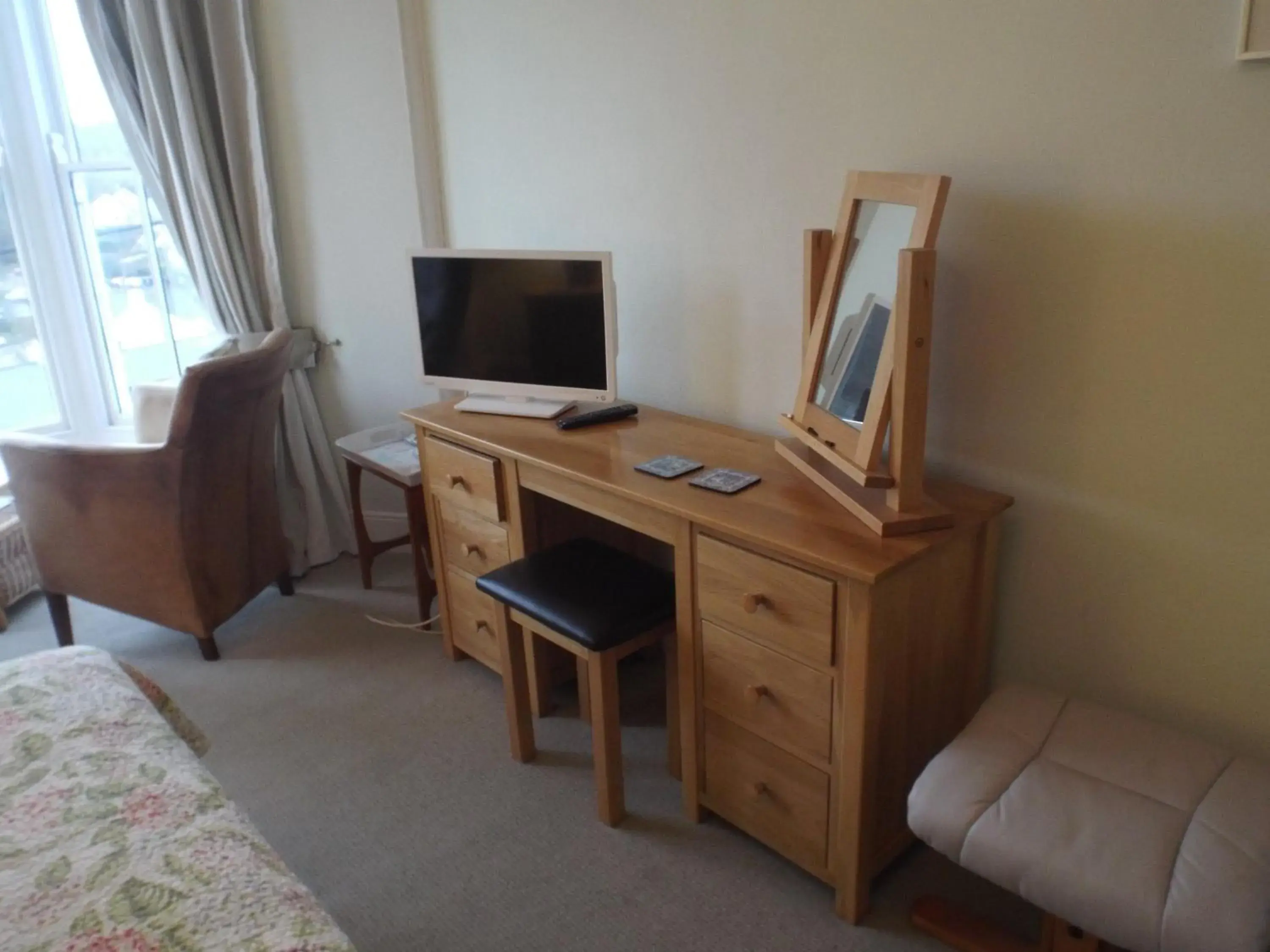 Deluxe Triple Room with Sea View in Pendyffryn Manor Bed & Breakfast Deluxe Triple Room with Sea View in Pendyffryn Manor Bed & Breakfast