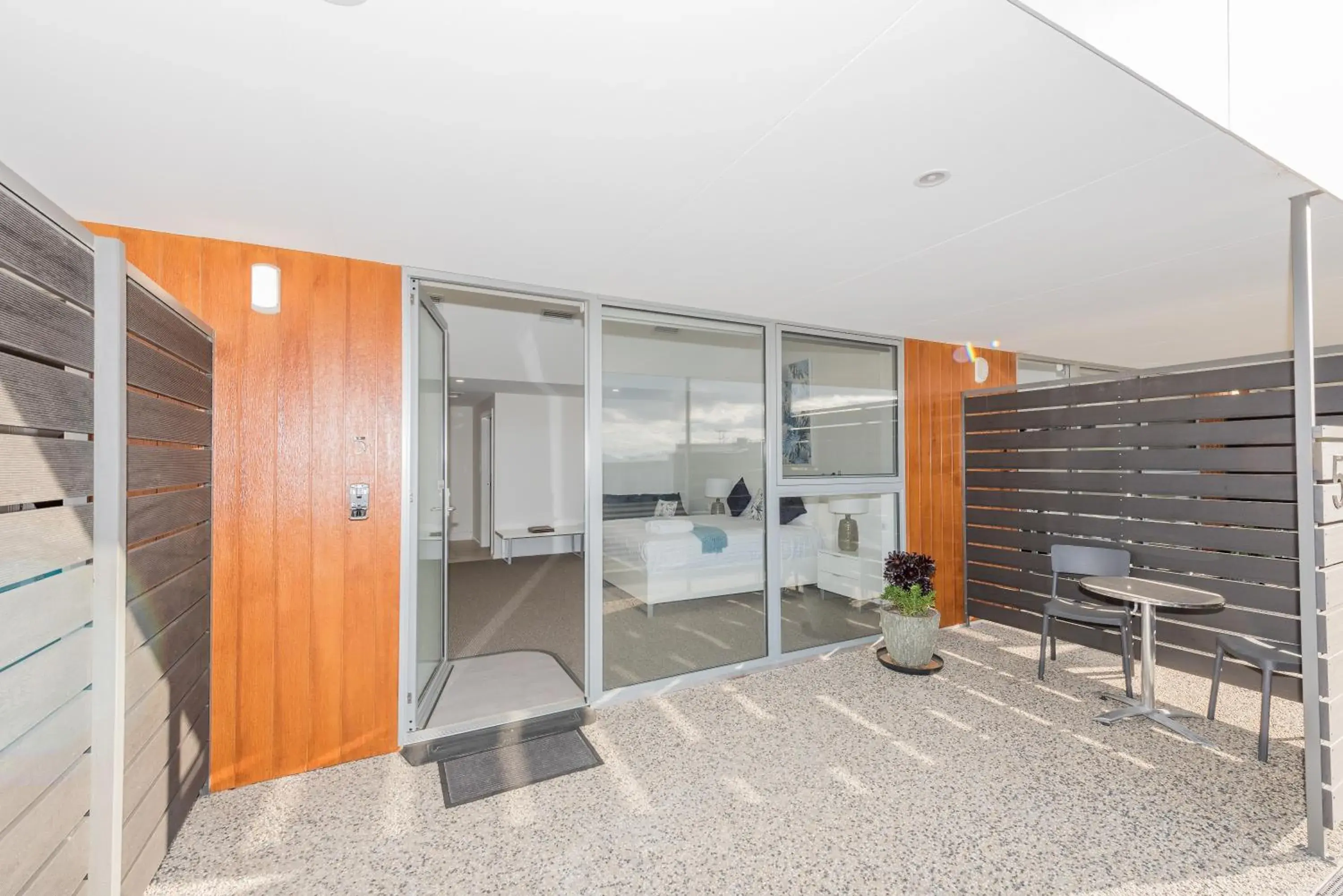 Queen Studio - Disability Access in The Hub Bicheno Queen Studio - Disability Access in The Hub Bicheno