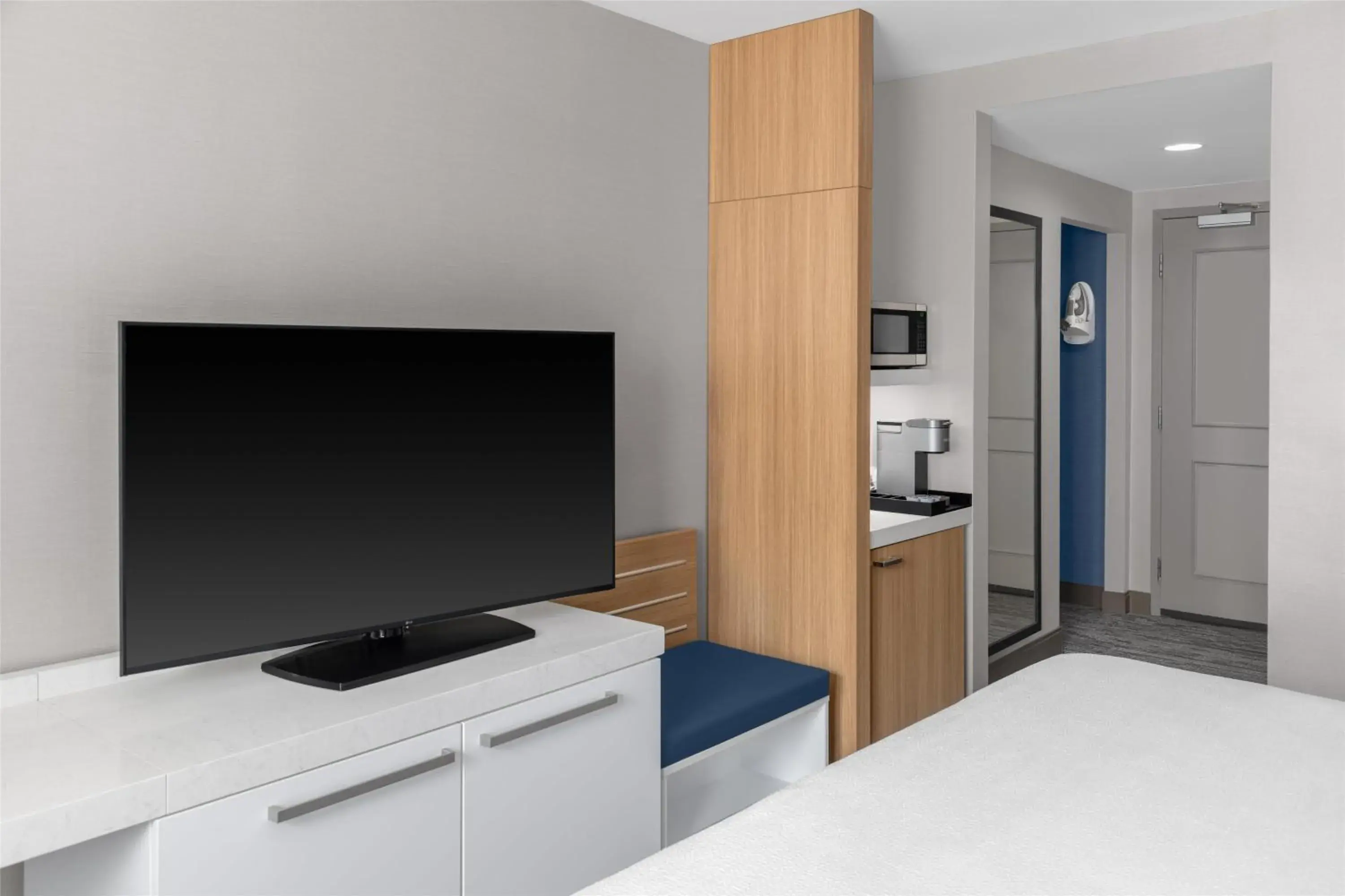 King Room with Bath Tub in Hilton Garden Inn Queens JFK King Room with Bath Tub in Hilton Garden Inn Queens JFK