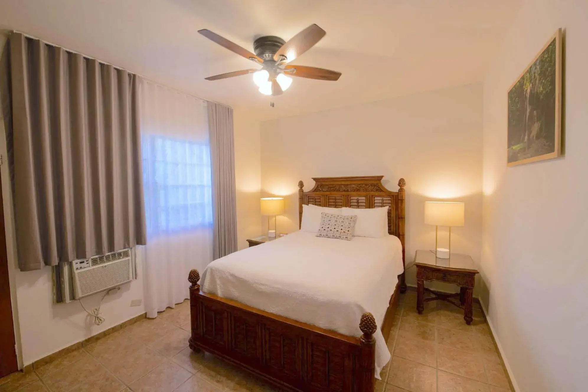 Standard One Bed in Lazy Parrot Inn Standard One Bed in Lazy Parrot Inn