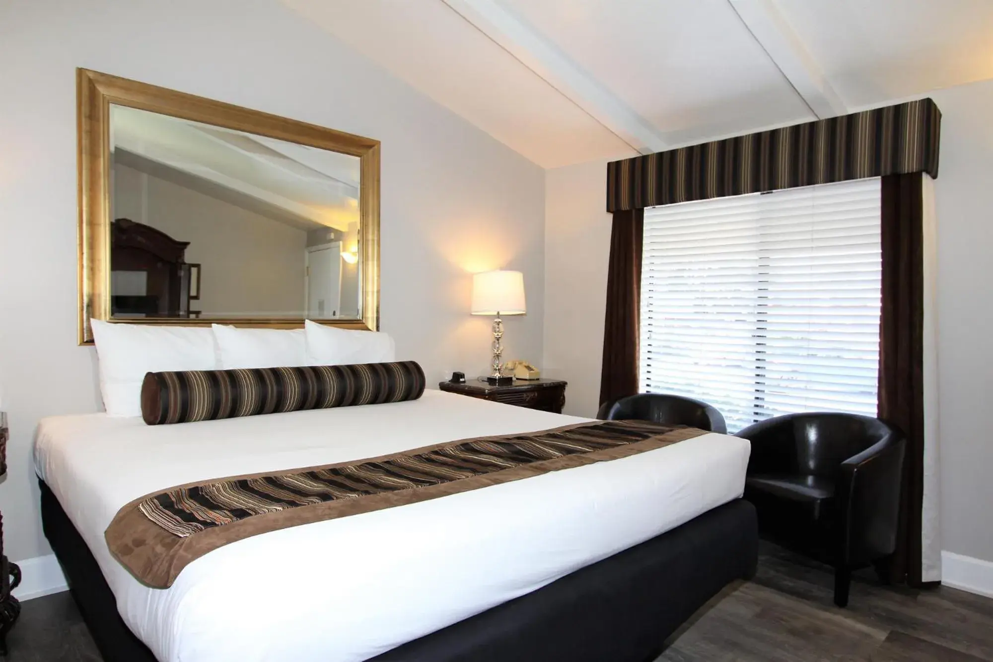 Standard Queen Room in Monterey Peninsula Inn Standard Queen Room in Monterey Peninsula Inn