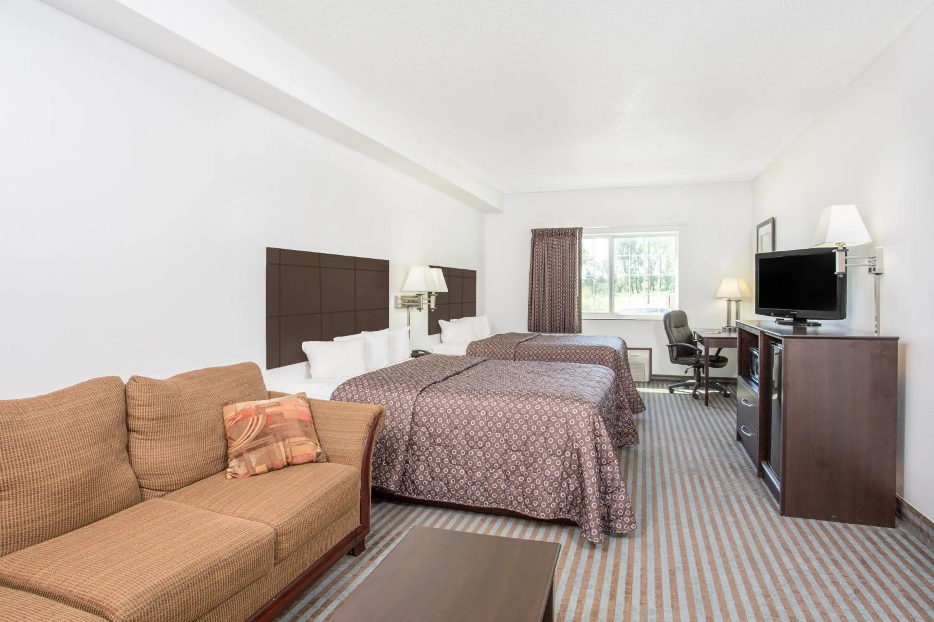 Deluxe Queen Suite with Two Queen Beds - Non-Smoking in Super 8 by Wyndham Cedar Falls Deluxe Queen Suite with Two Queen Beds - Non-Smoking in Super 8 by Wyndham Cedar Falls