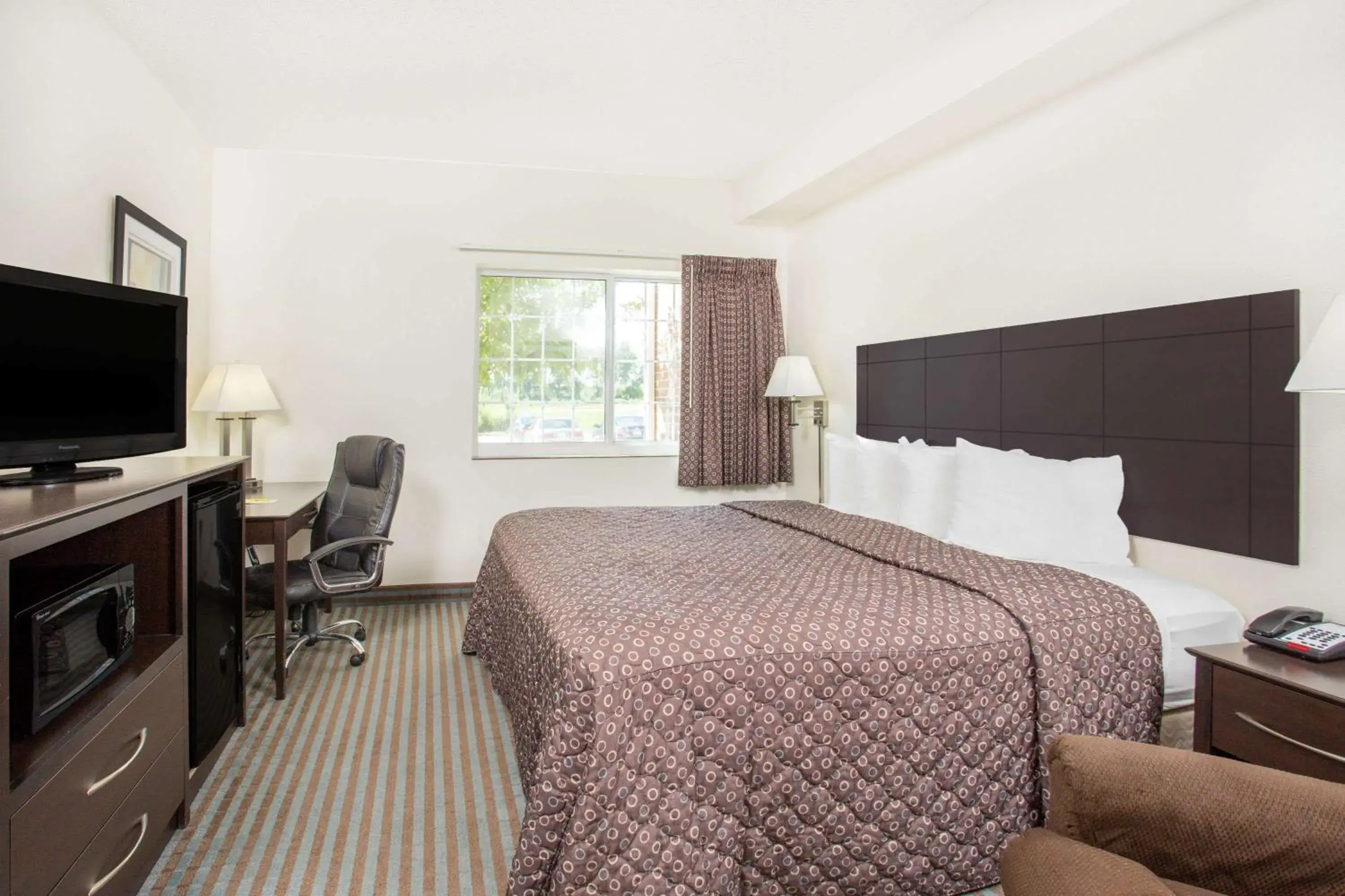 King Room - Non-Smoking in Super 8 by Wyndham Cedar Falls King Room - Non-Smoking in Super 8 by Wyndham Cedar Falls