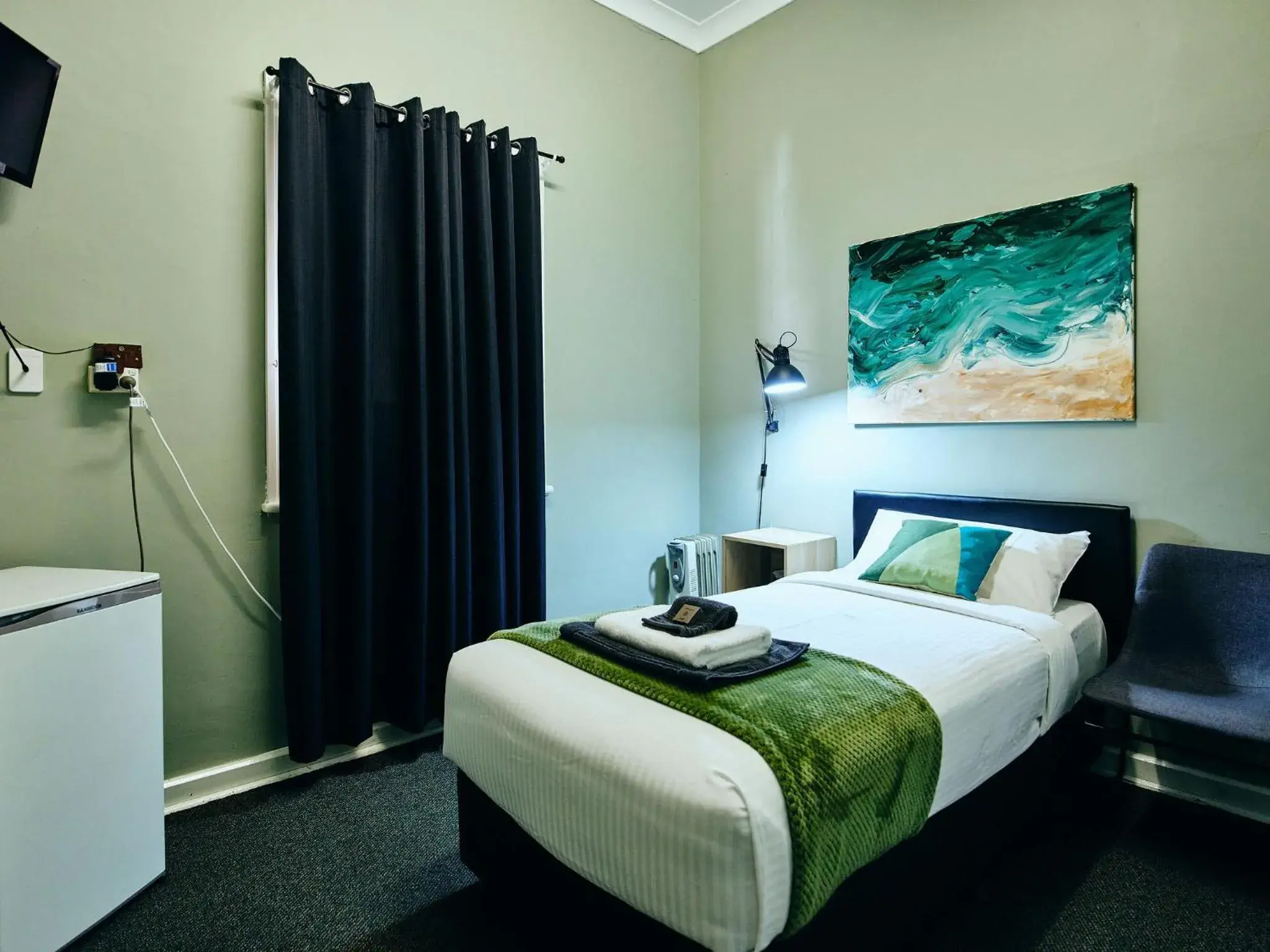 Single Room with Shared Bathroom in Black Diamond Lodge Single Room with Shared Bathroom in Black Diamond Lodge