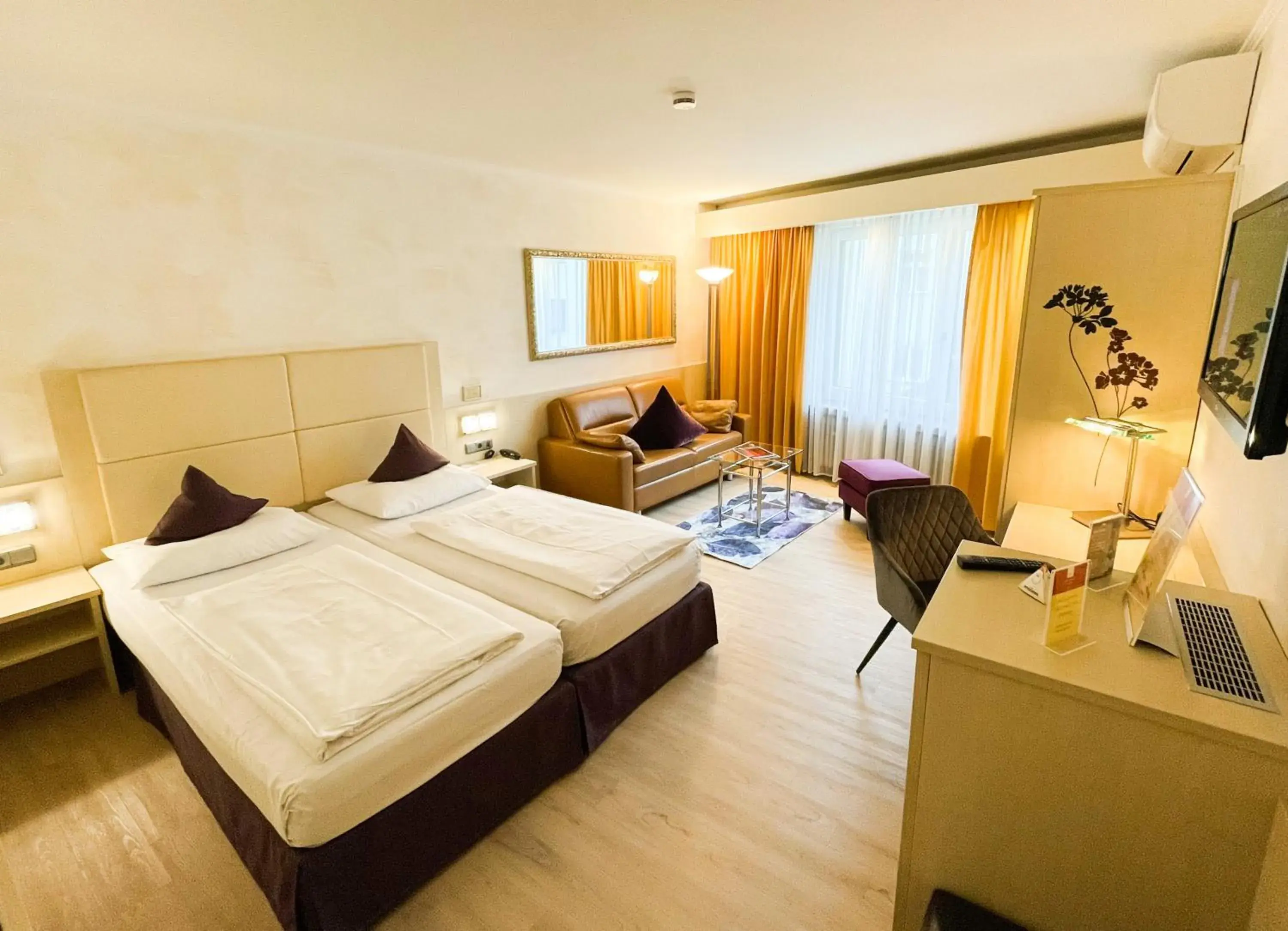 Superior Double Room in City Hotel Ost am Kö Superior Double Room in City Hotel Ost am Kö