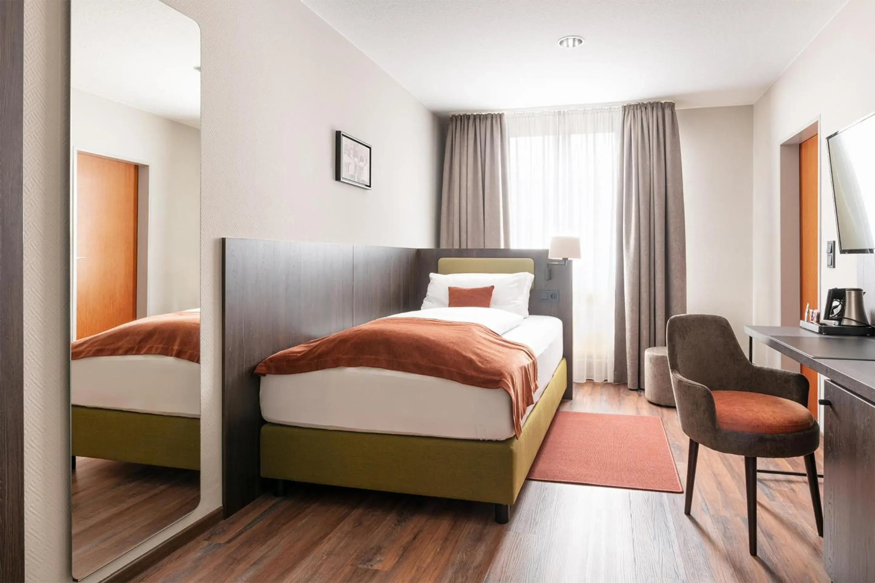 Single Room with Single Bed in Hotel Essener Hof; Sure Hotel Collection by Best Western Single Room with Single Bed in Hotel Essener Hof; Sure Hotel Collection by Best Western