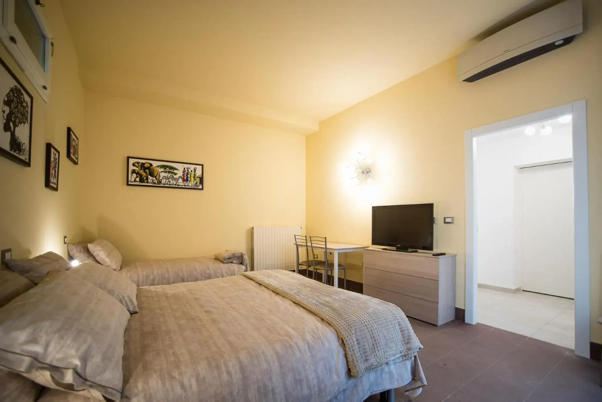 Double Room with Extra Bed in Villa-Alta Double Room with Extra Bed in Villa-Alta