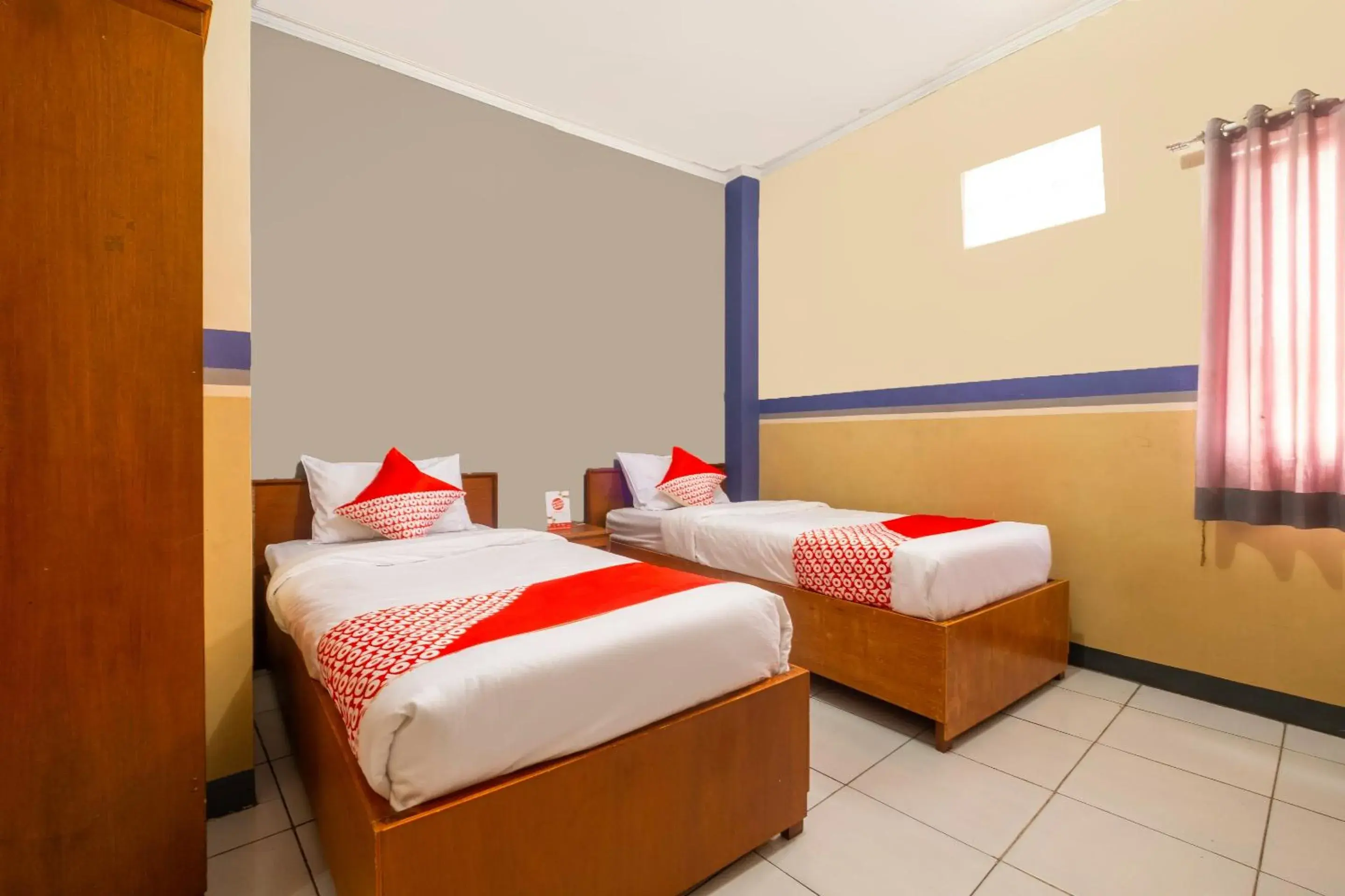 Delxue Twin Room in Hotel O Riau Near Gedung Sate Formerly Patradisa Delxue Twin Room in Hotel O Riau Near Gedung Sate Formerly Patradisa