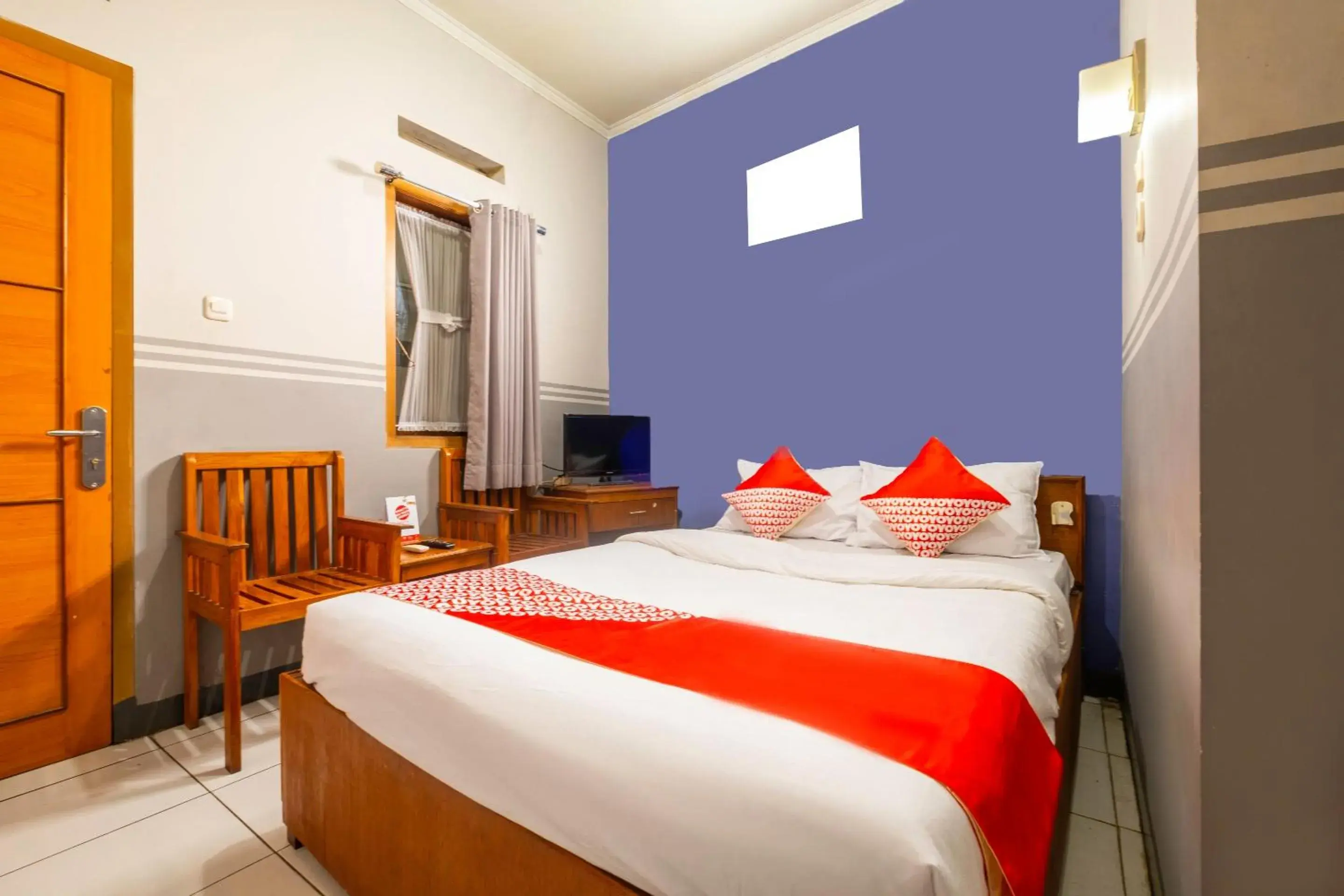 Deluxe Double Room in Hotel O Riau Near Gedung Sate Formerly Patradisa Deluxe Double Room in Hotel O Riau Near Gedung Sate Formerly Patradisa